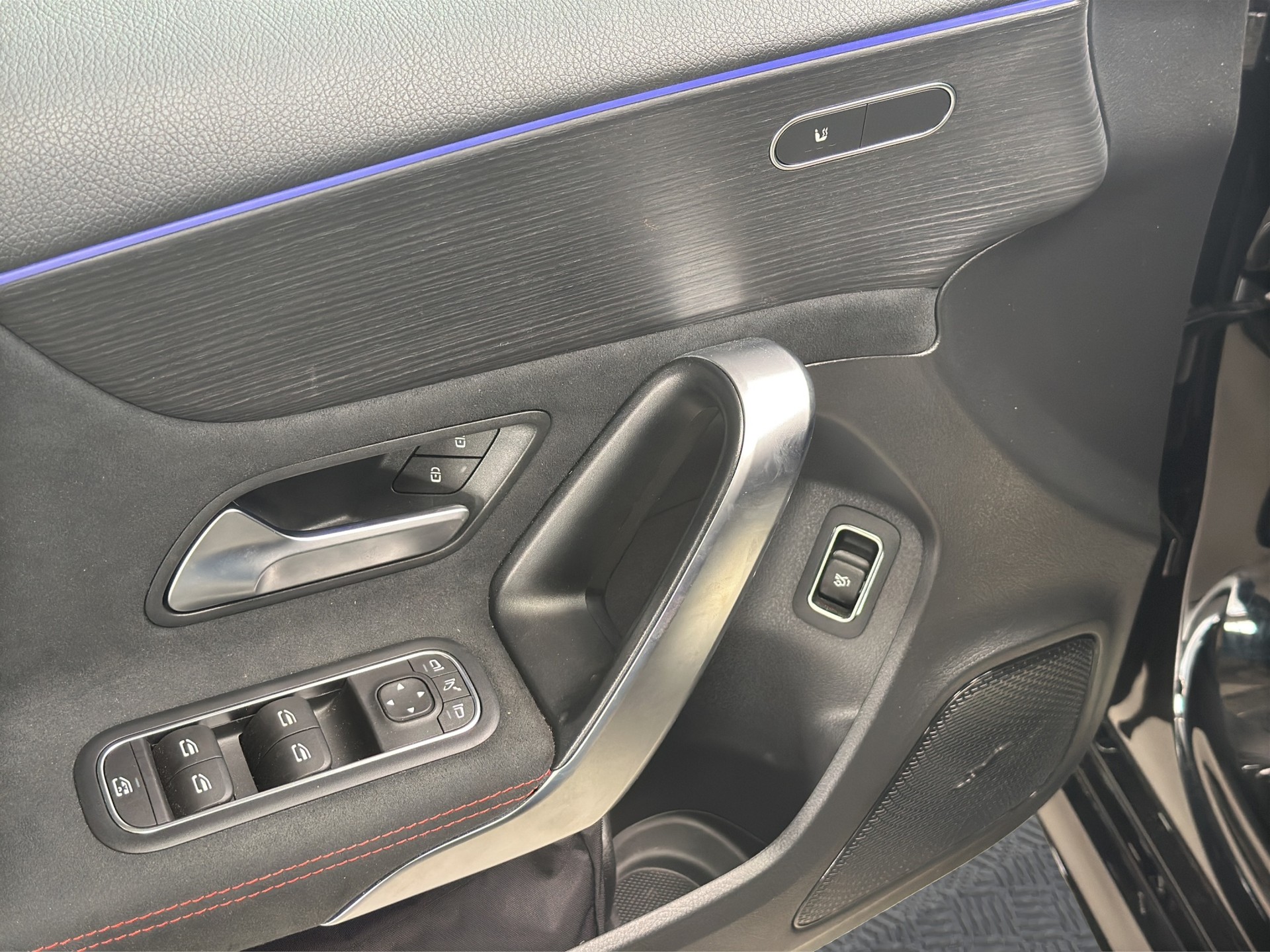 MERCEDES-BENZ A 200 7G-DCT AMG Line Night-image-8