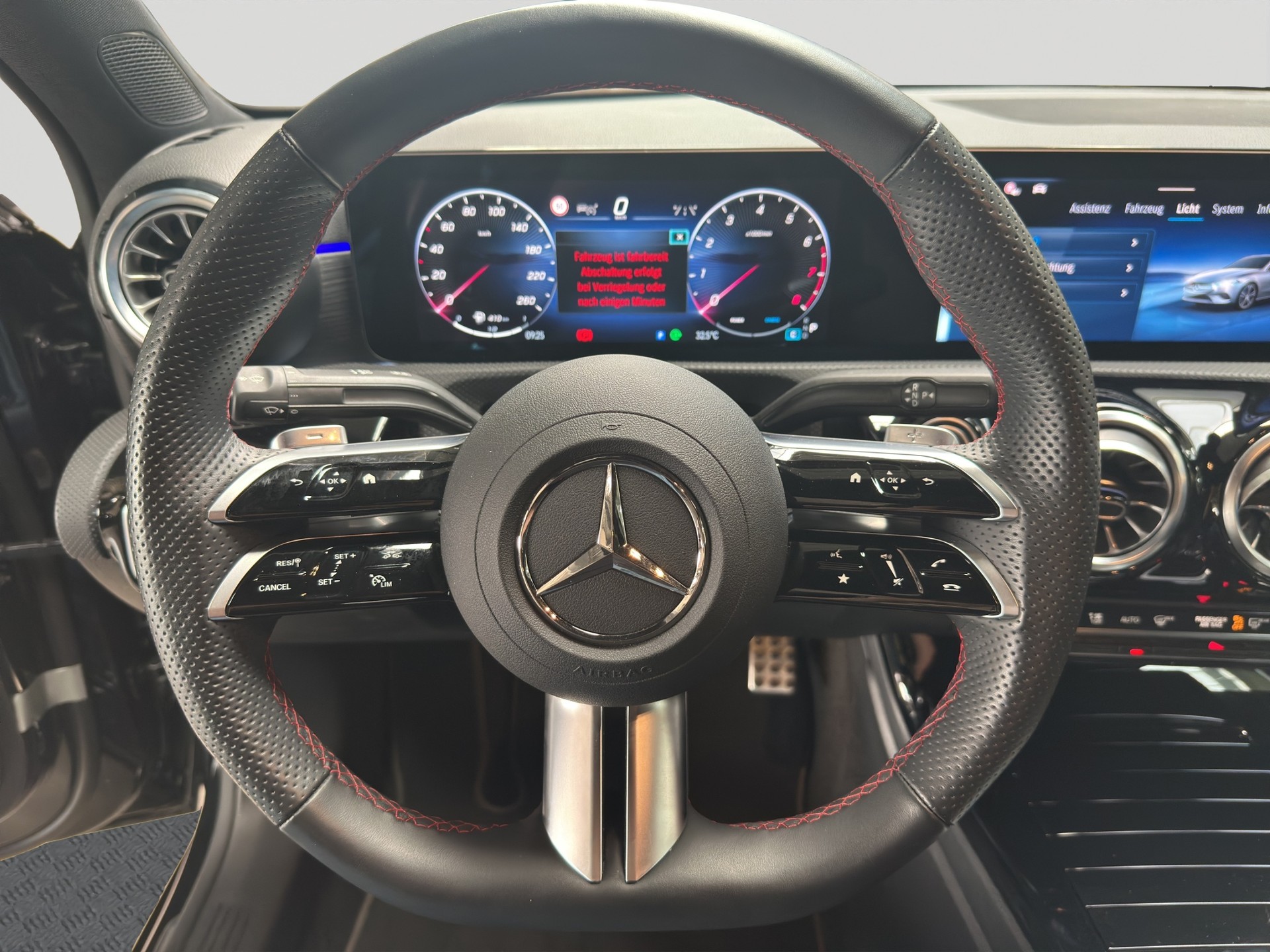 MERCEDES-BENZ A 200 7G-DCT AMG Line Night-image-9
