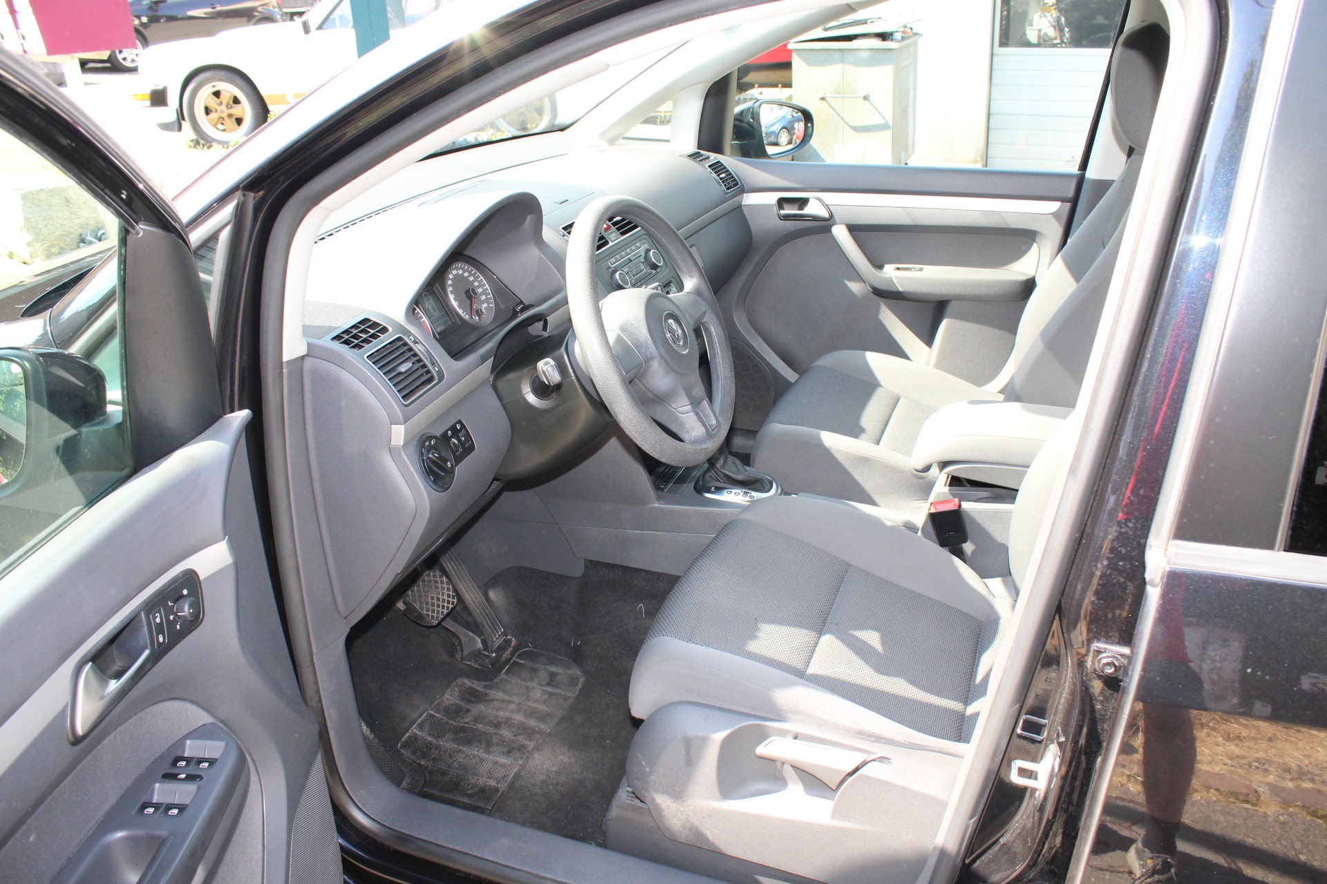 VW Touran 1,6 Blue Motion DSG-image-4