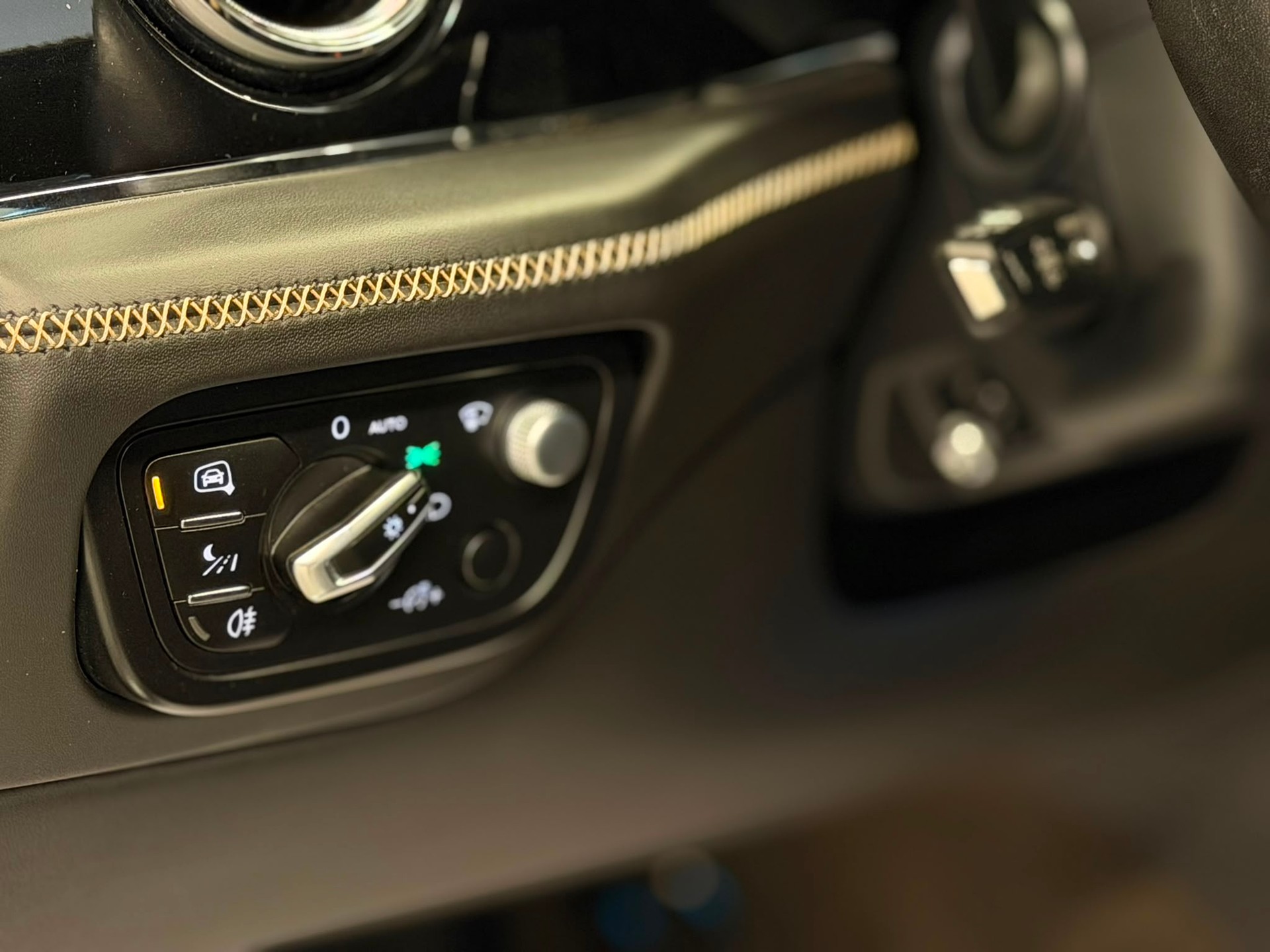 BENTLEY Bentayga V8-image-16