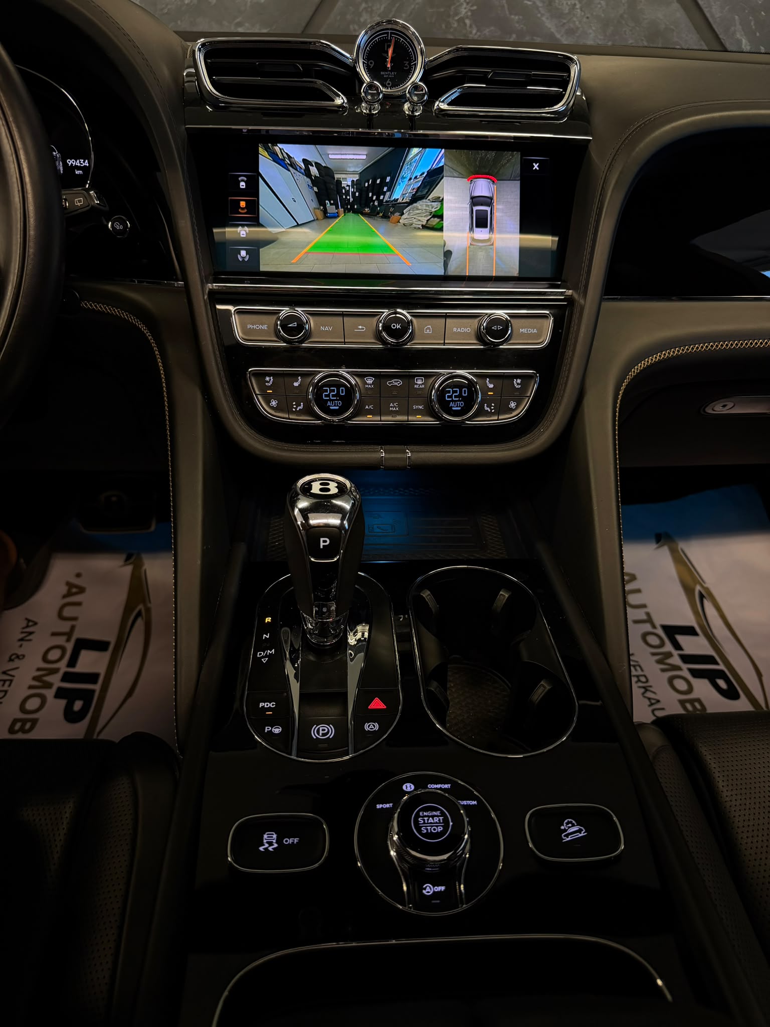 BENTLEY Bentayga V8-image-14