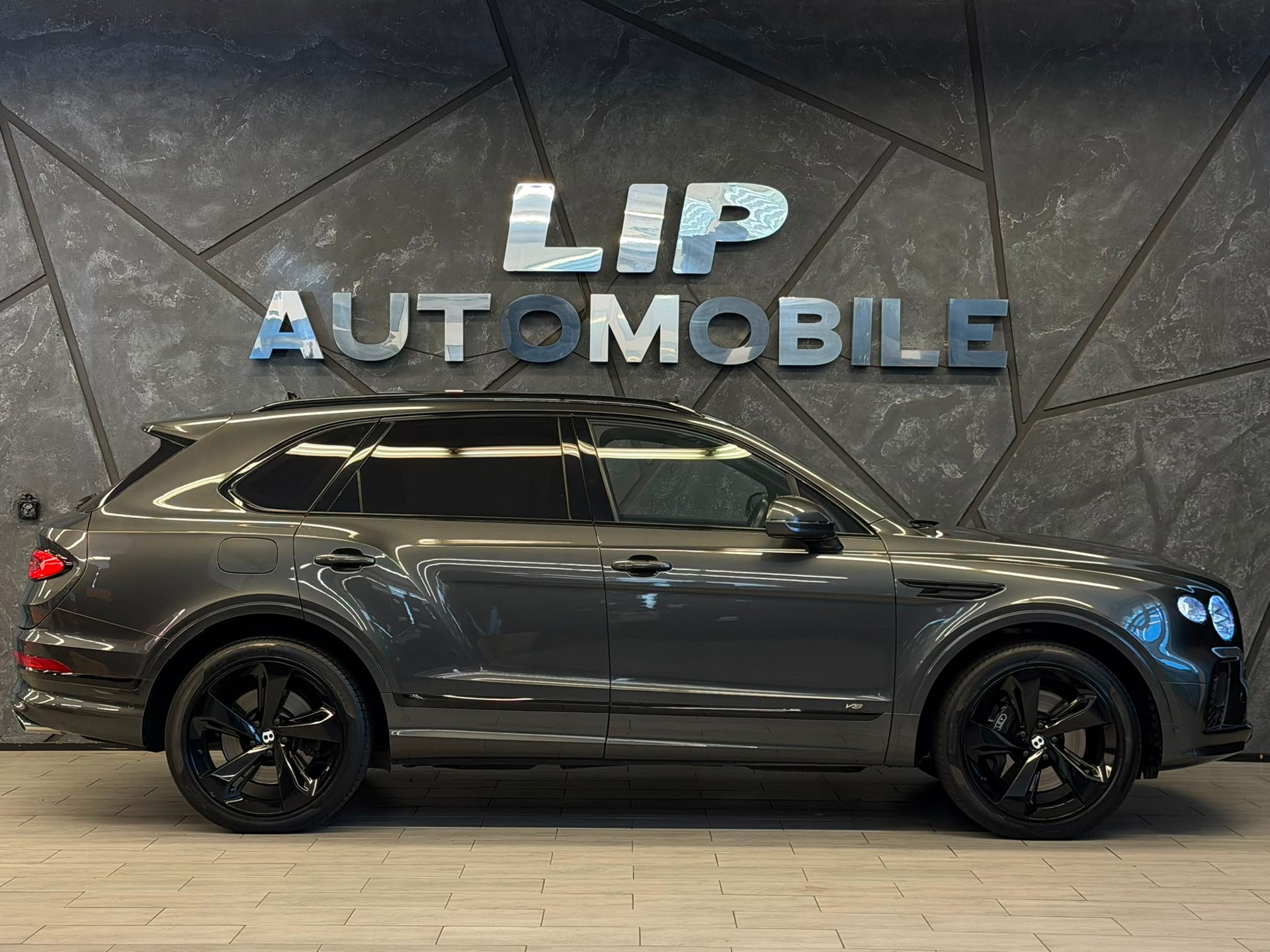 BENTLEY Bentayga V8-image-4
