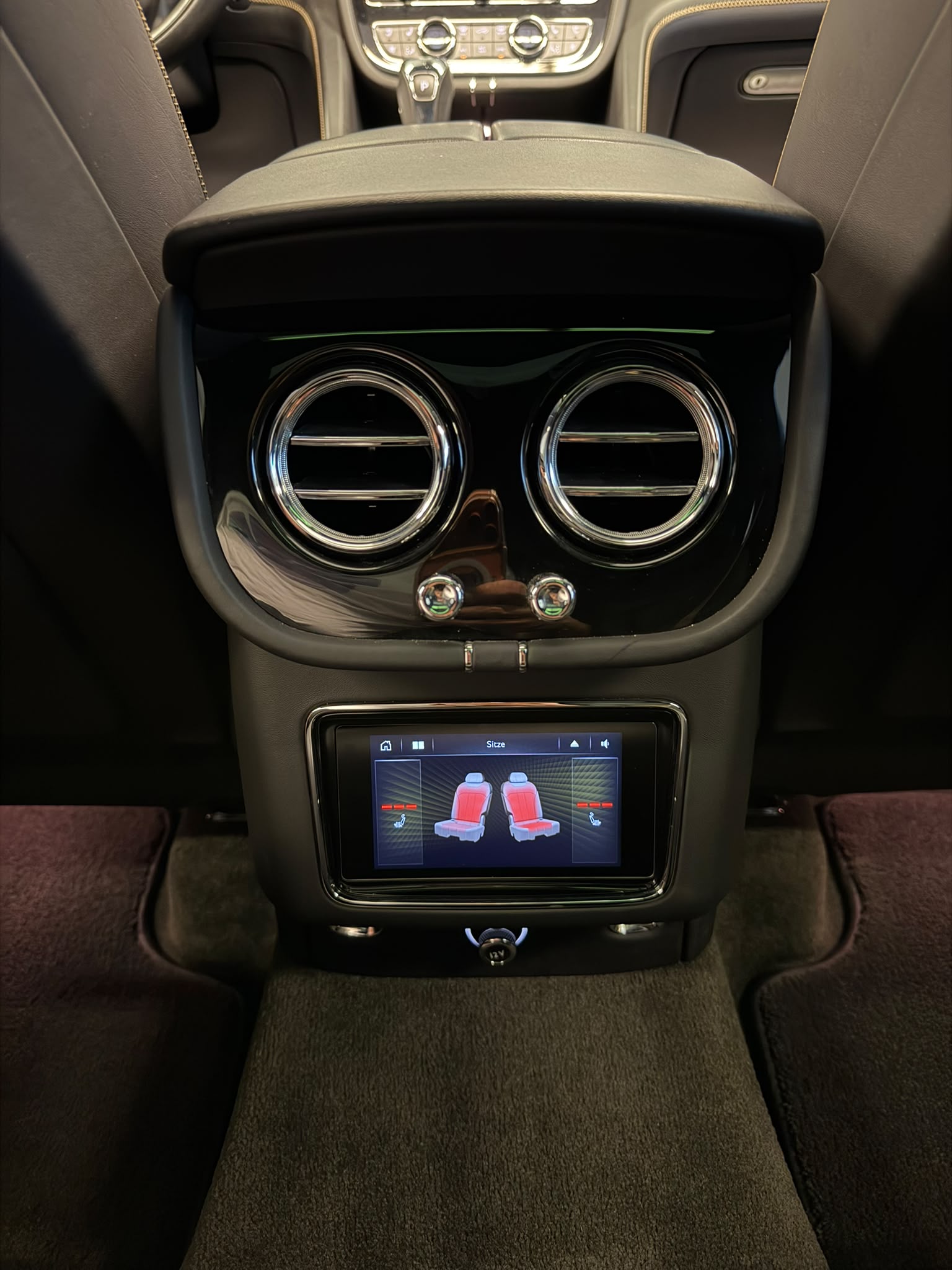BENTLEY Bentayga V8-image-11