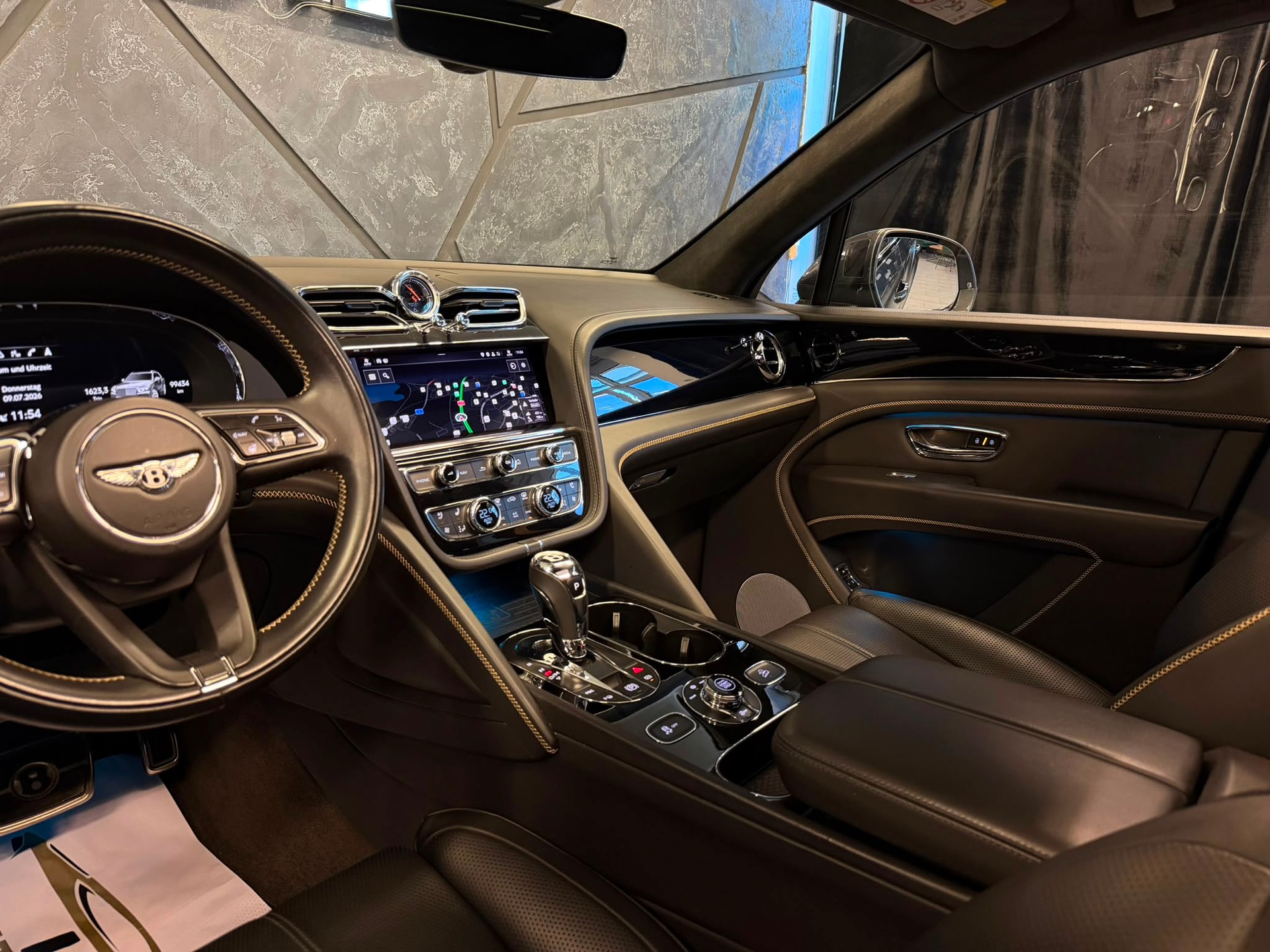 BENTLEY Bentayga V8-image-9