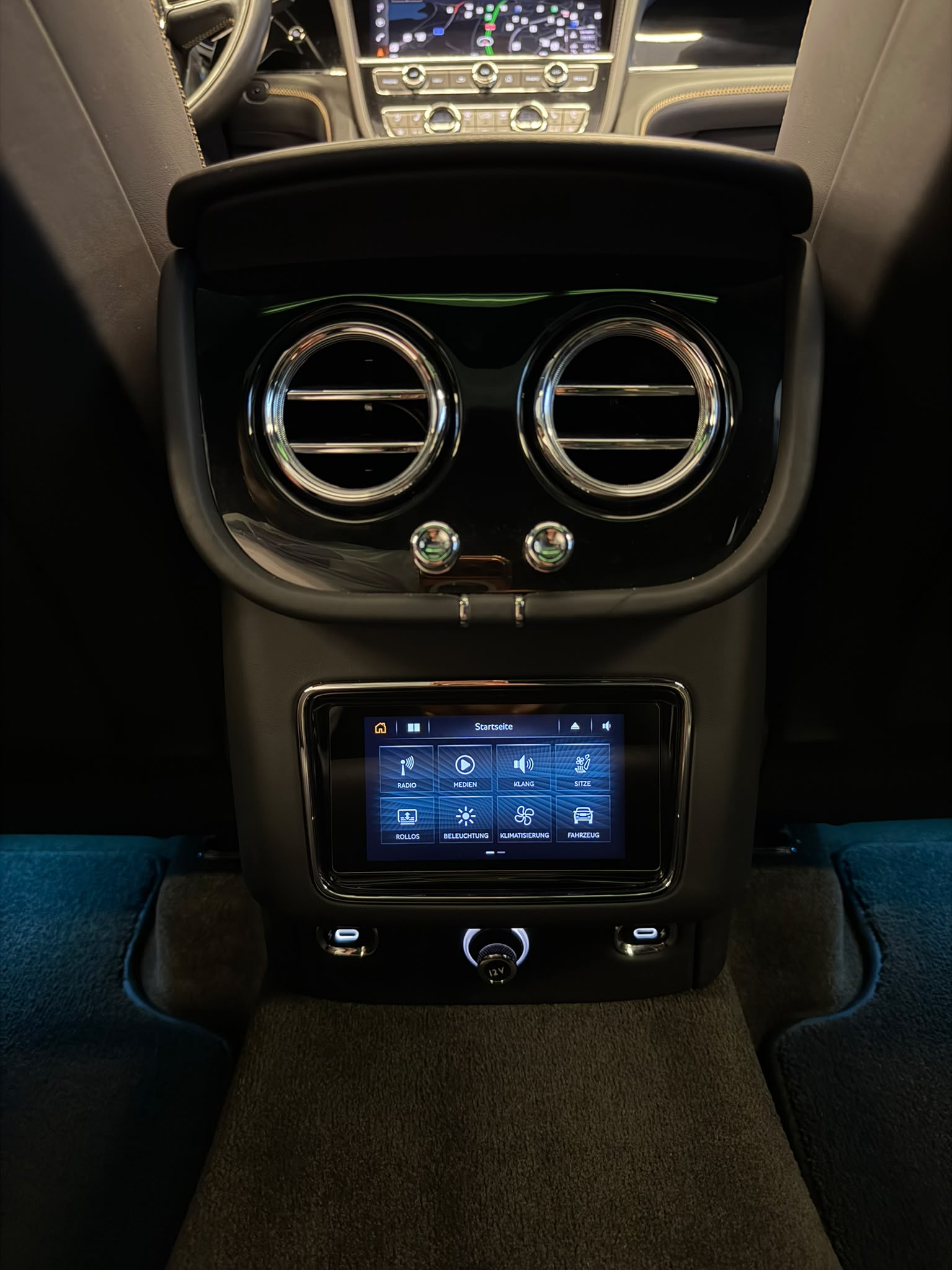 BENTLEY Bentayga V8-image-12