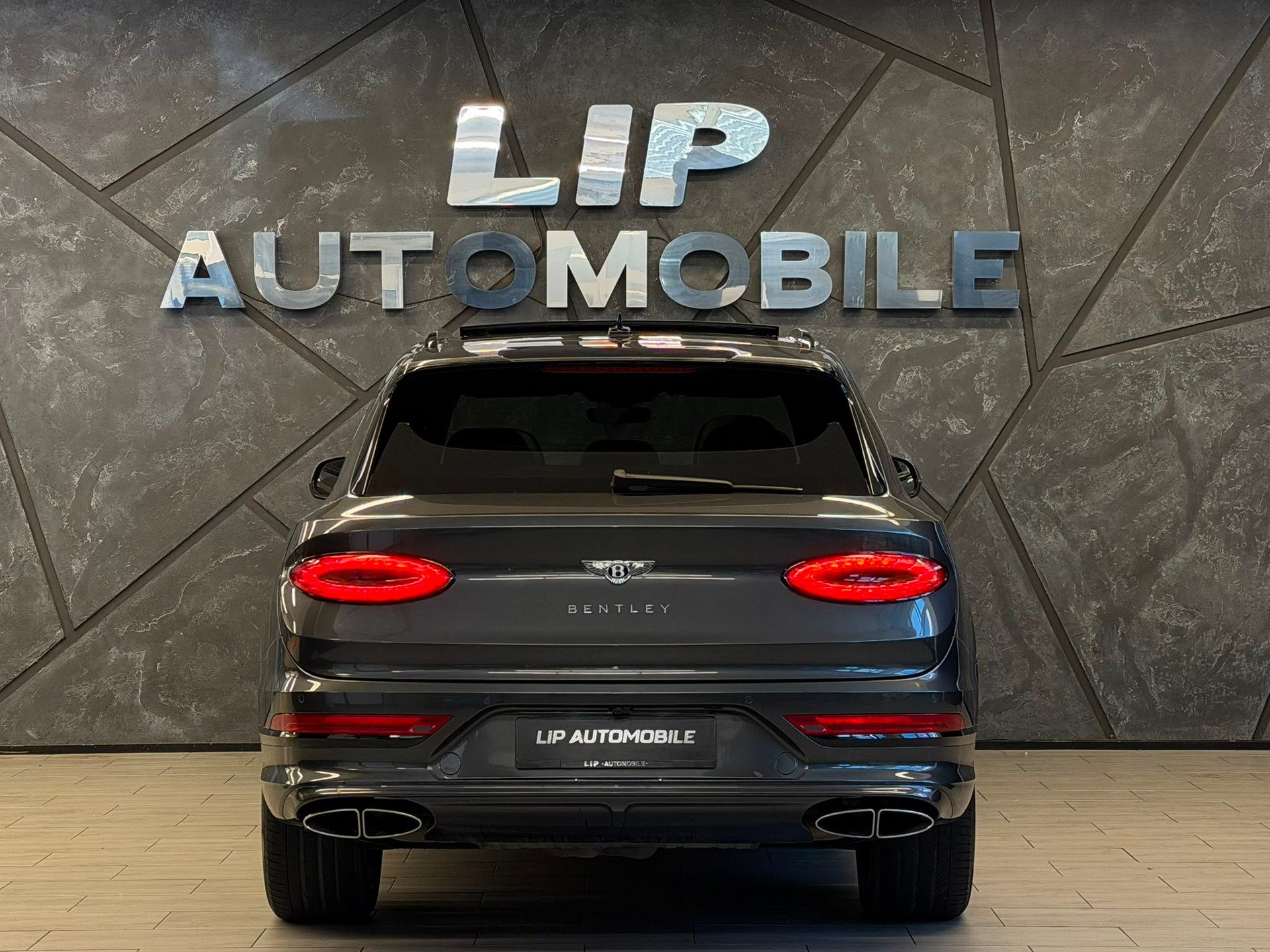 BENTLEY Bentayga V8-image-6