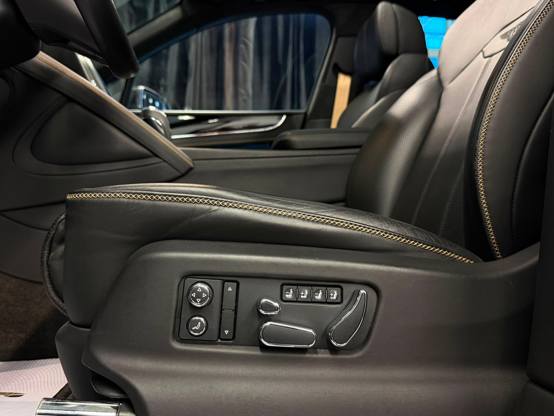 BENTLEY Bentayga V8-image-15