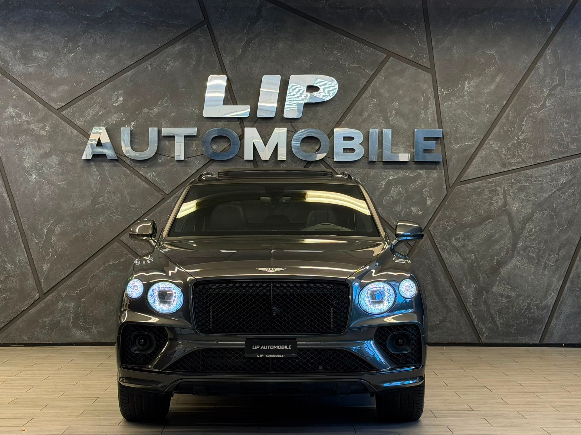 BENTLEY Bentayga V8-image-1