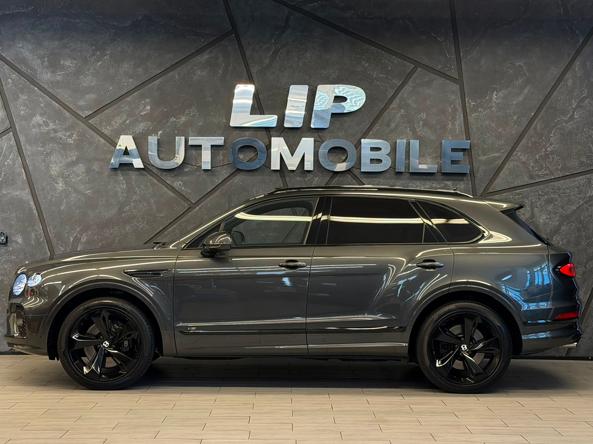 BENTLEY Bentayga V8-image-3