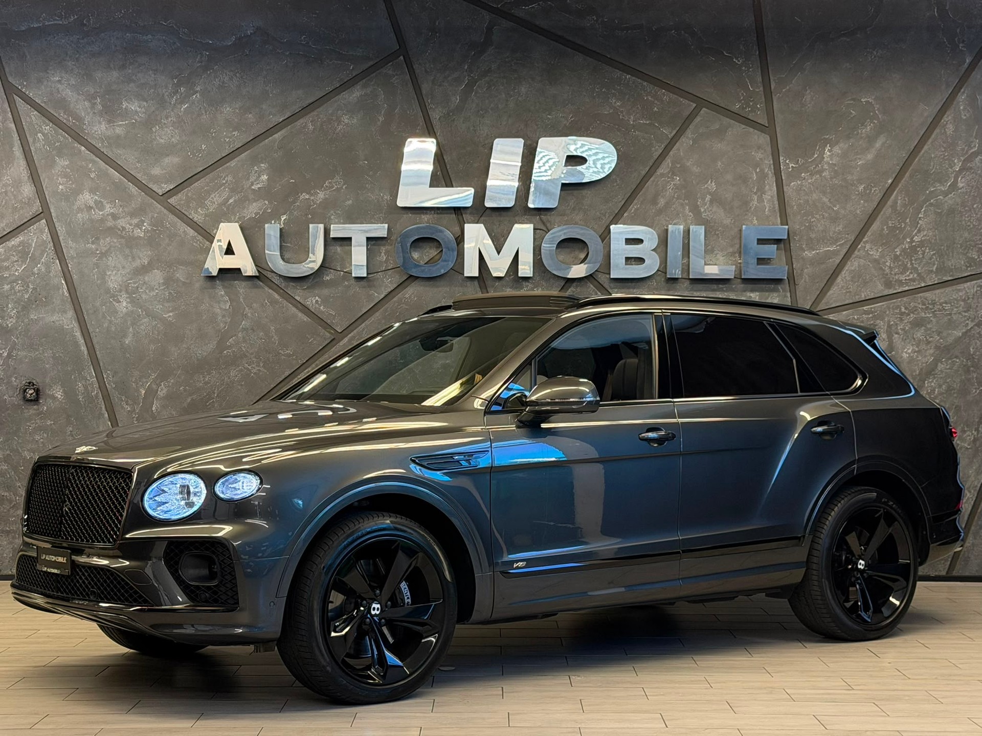 BENTLEY Bentayga V8-image-0