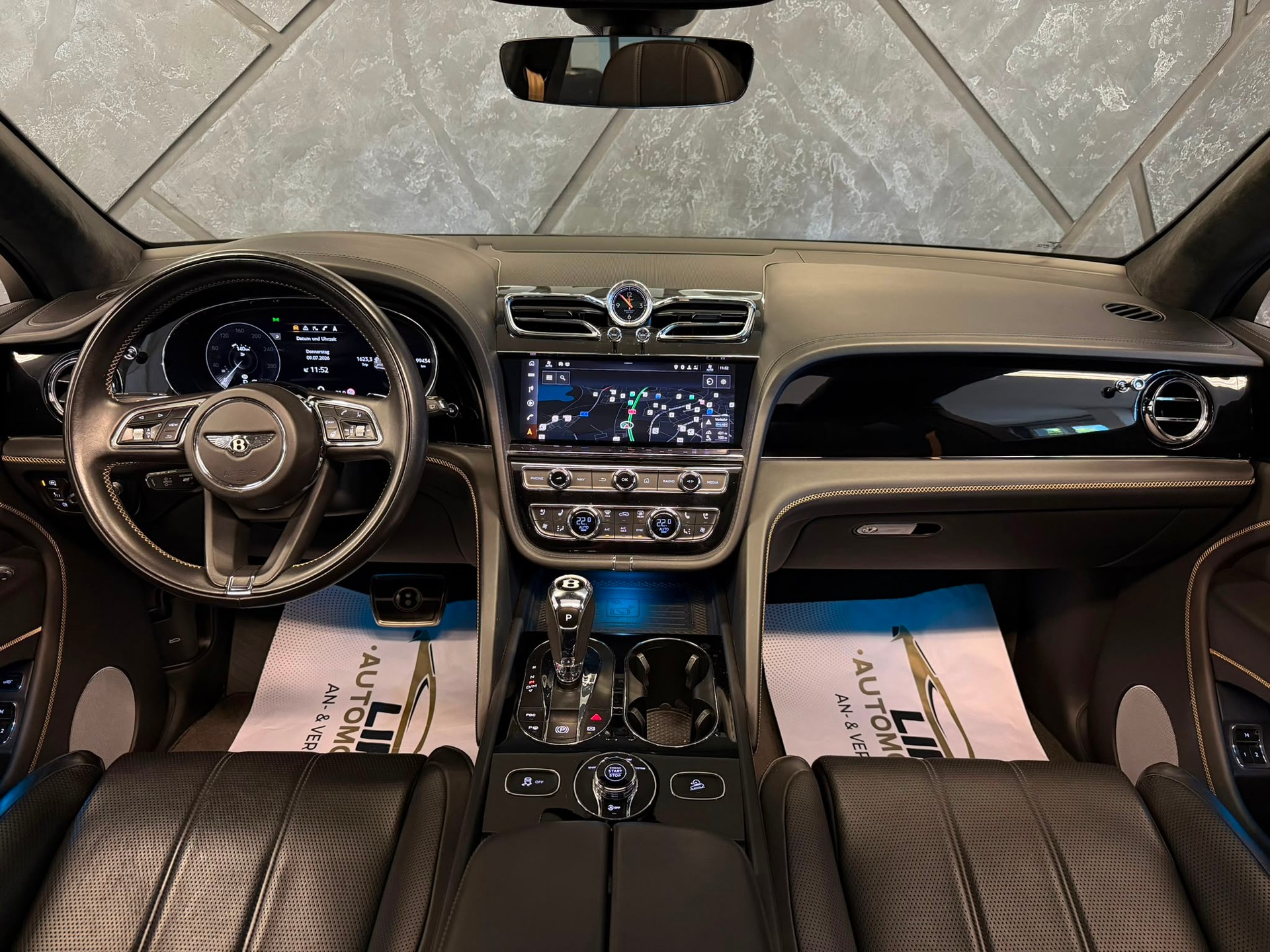 BENTLEY Bentayga V8-image-8