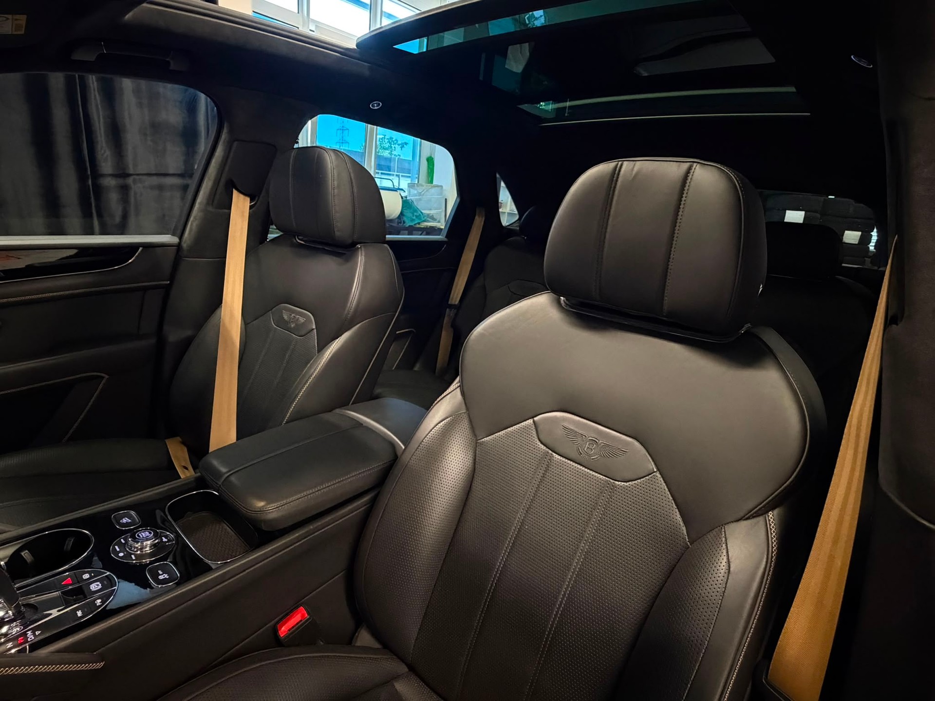 BENTLEY Bentayga V8-image-19