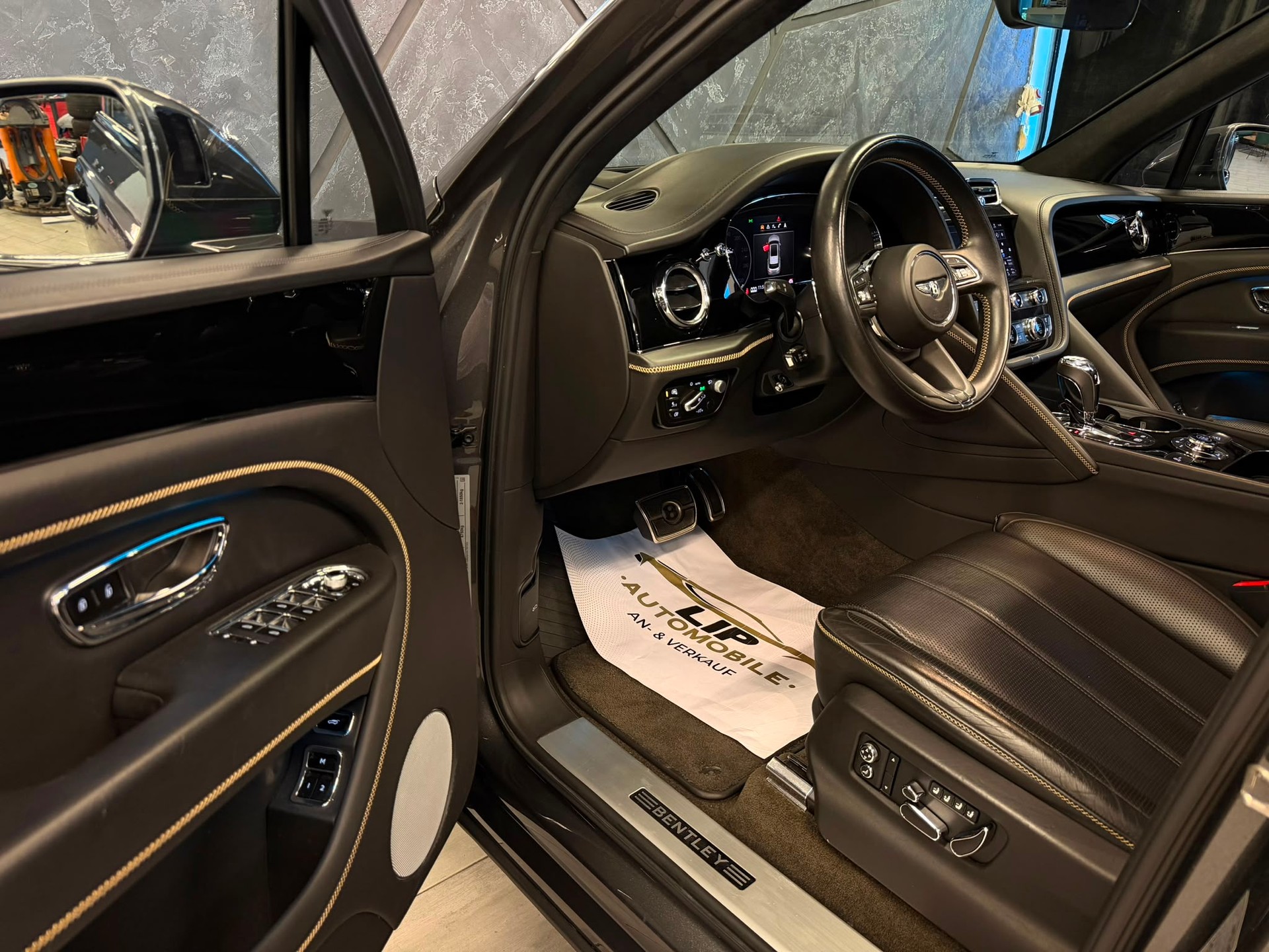 BENTLEY Bentayga V8-image-10
