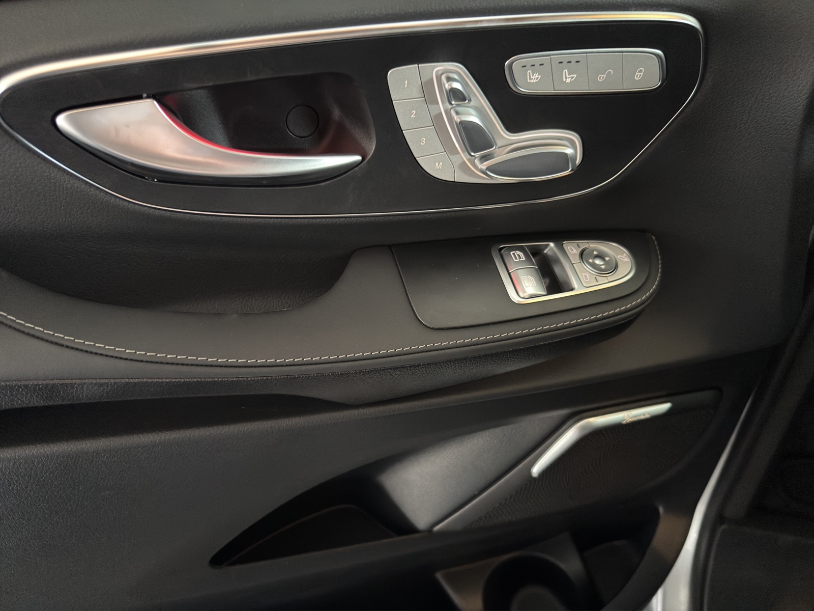 MERCEDES-BENZ V 300 d Exclusive lang Swiss Edition 4Matic-image-5