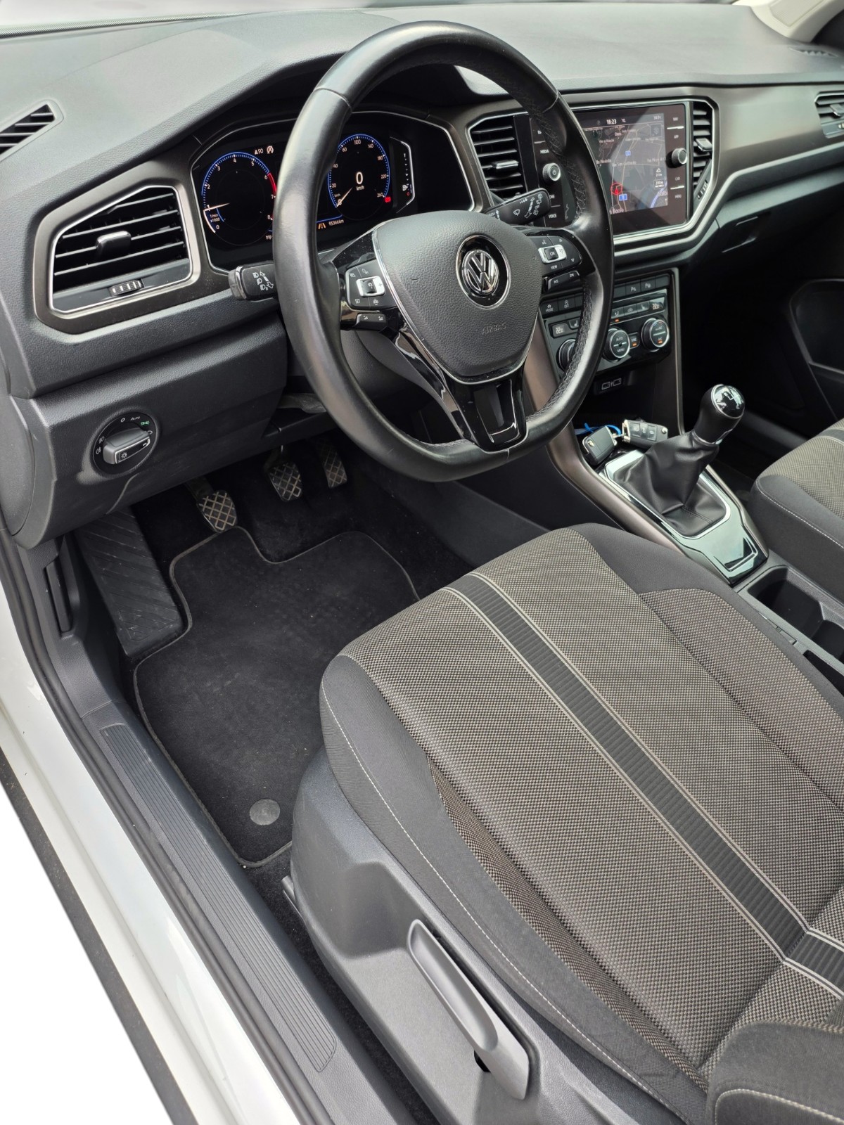 VW T-Roc 1.0 TSI Advance-image-10