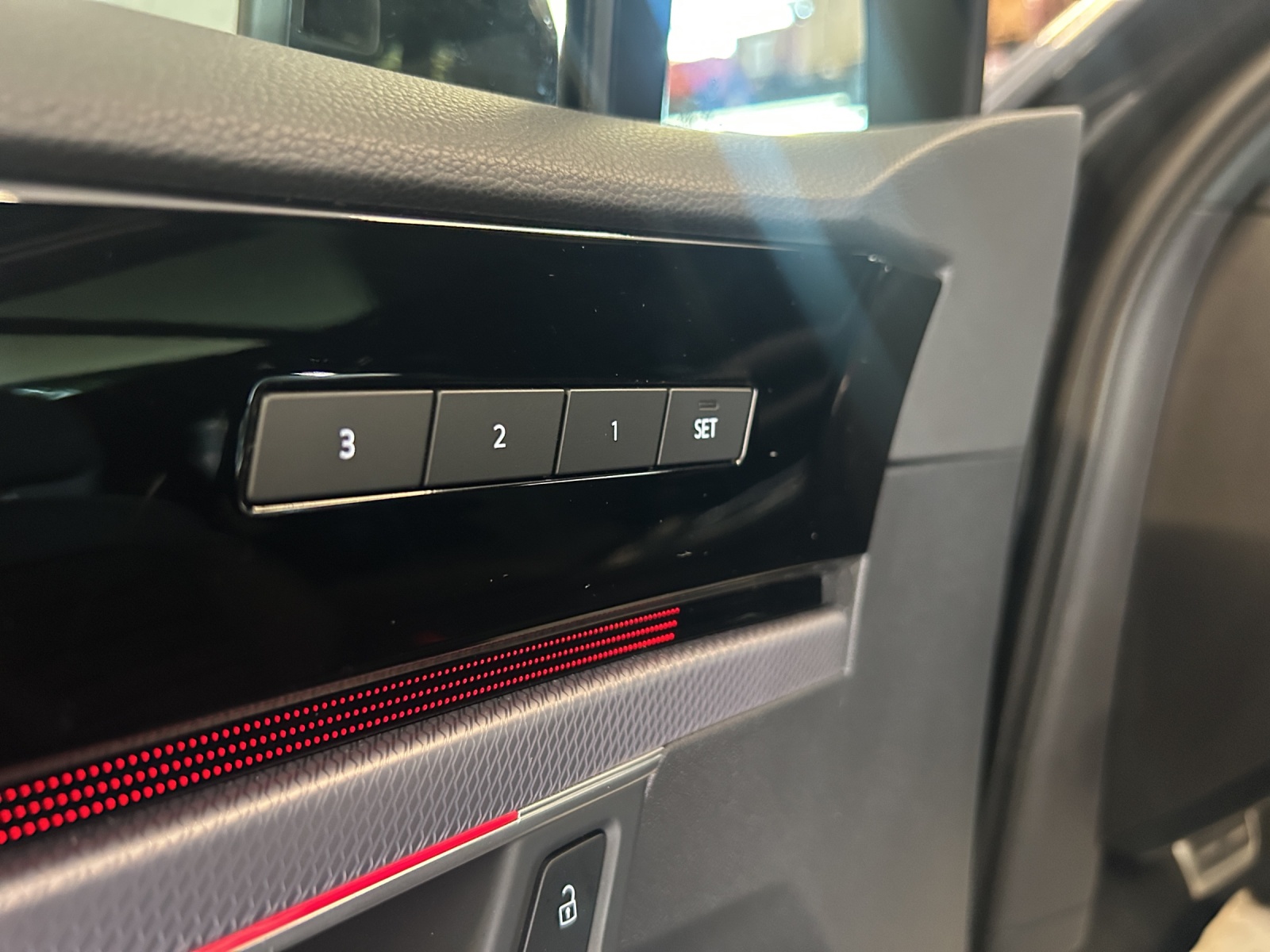 VW Touareg 3.0 TSI eHybrid R Tiptronic-image-13