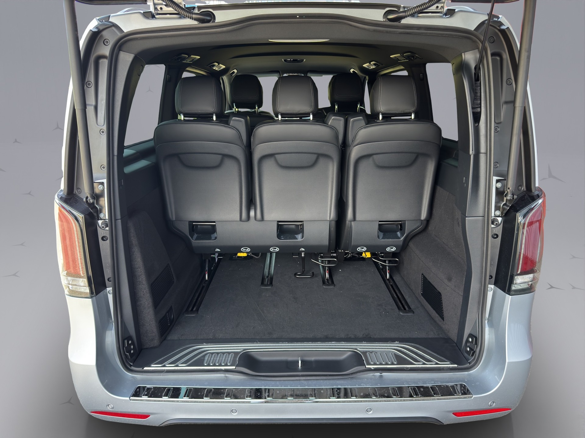 MERCEDES-BENZ V 300 d Swiss Ed. lang 4matic Van-image-18