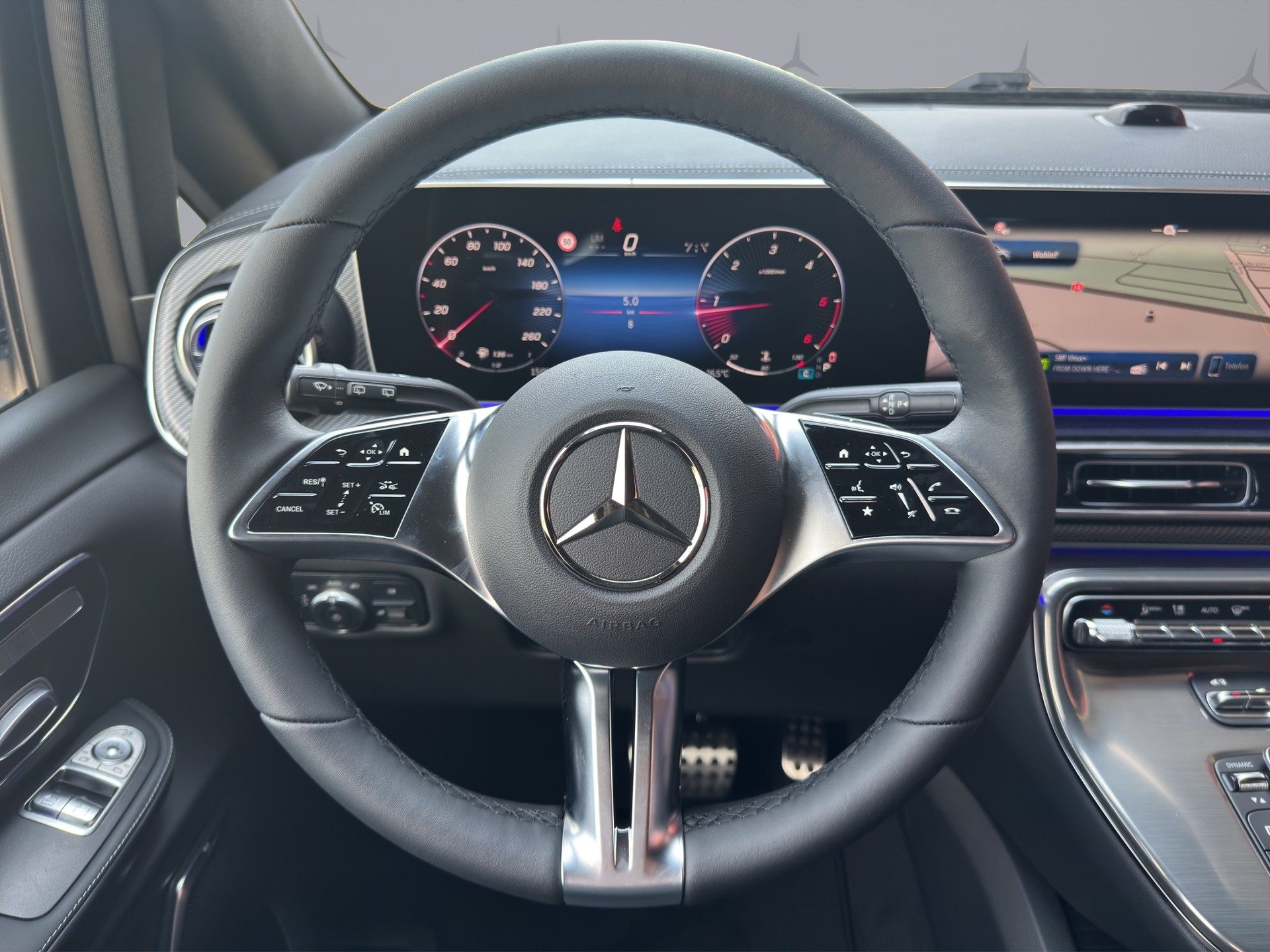 MERCEDES-BENZ V 300 d Swiss Ed. lang 4matic Van-image-11