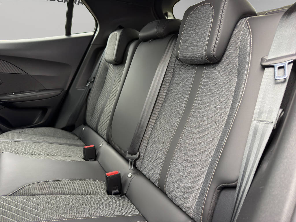PEUGEOT 2008 1.2 PureTech 130 Allure-image-6