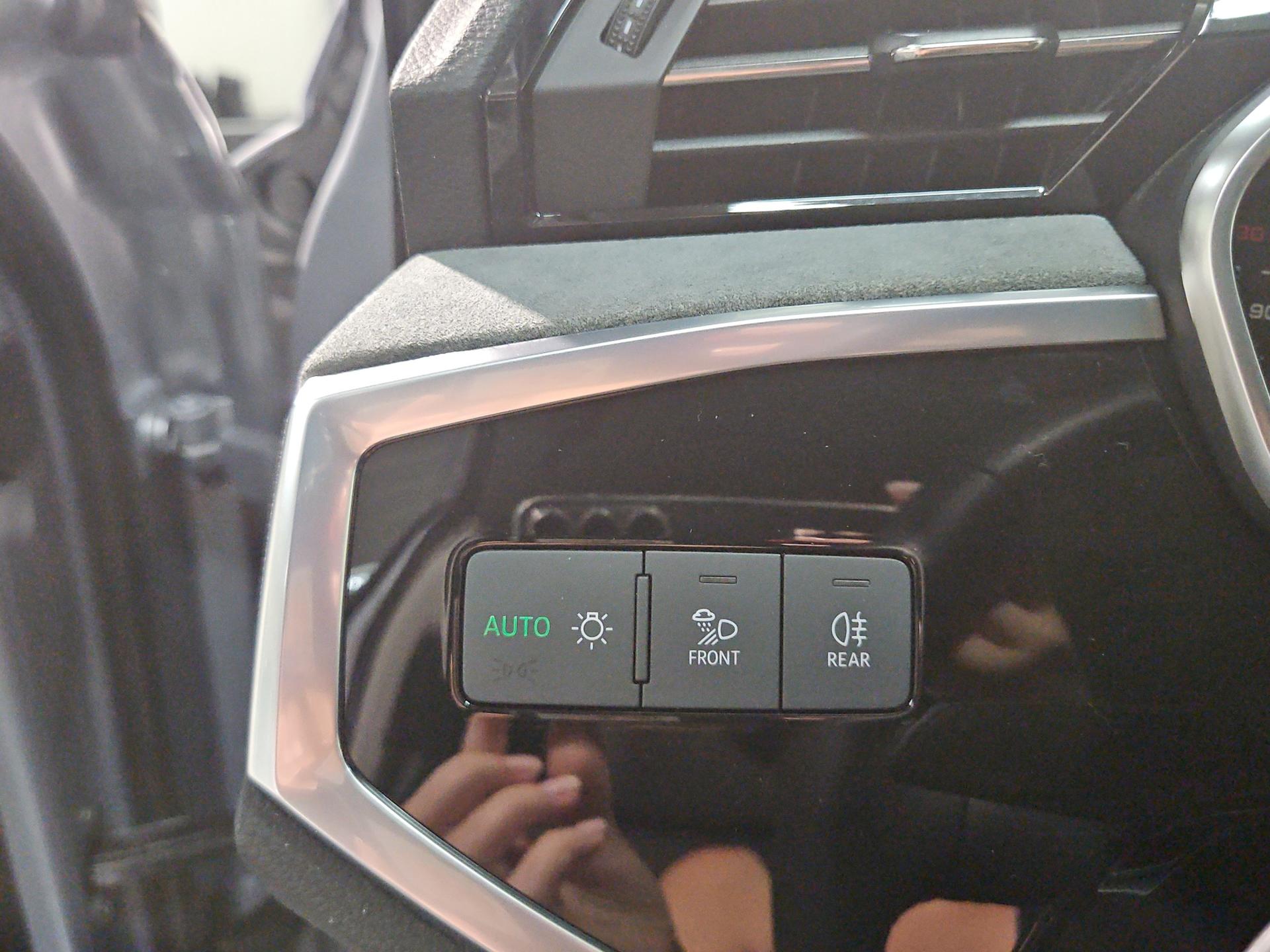 AUDI Q3 45 TFSI advanced quattro S-tronic-image-19