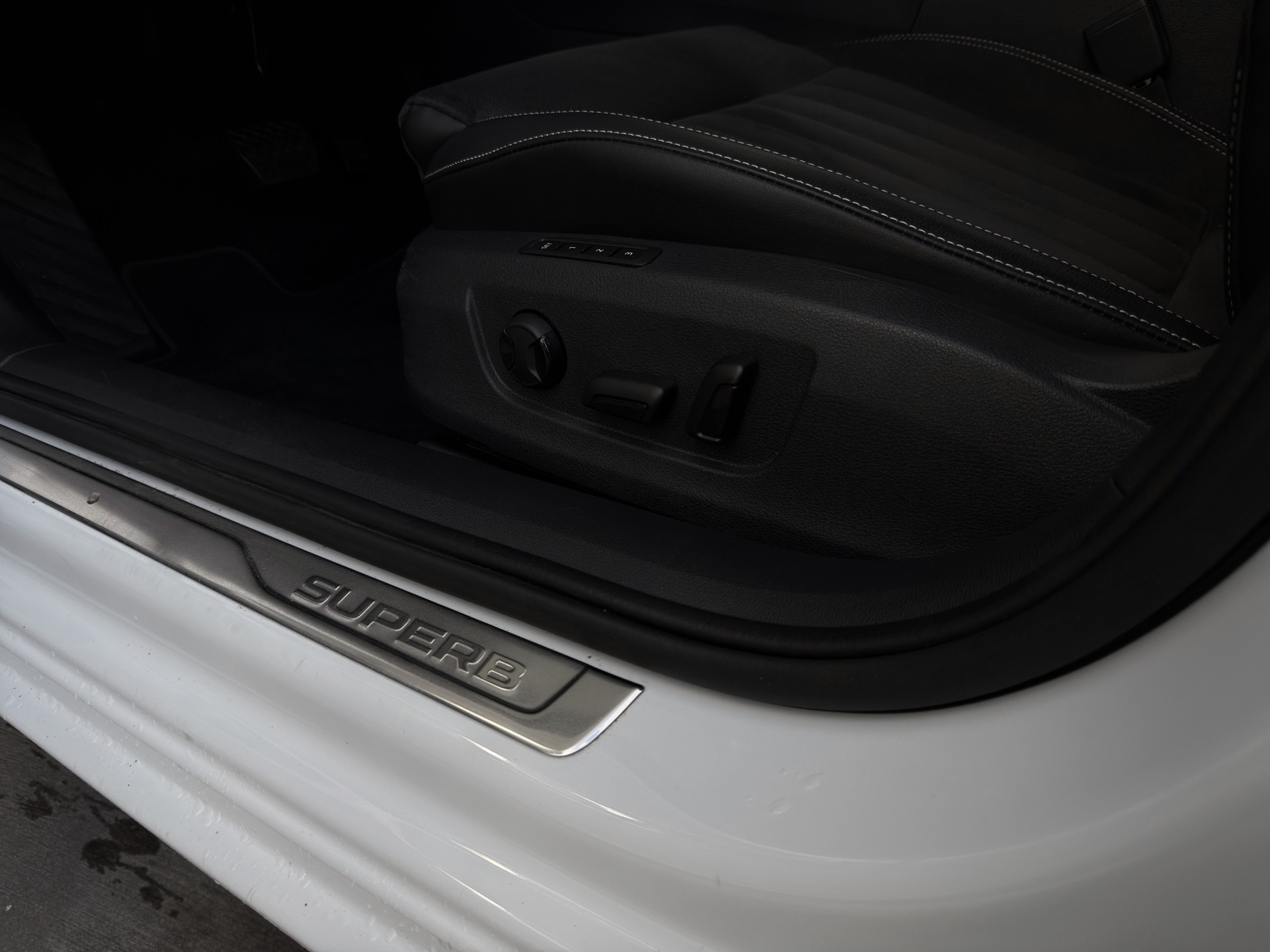SKODA Superb Combi 2.0 TDi Style 4x4 DSG-image-16