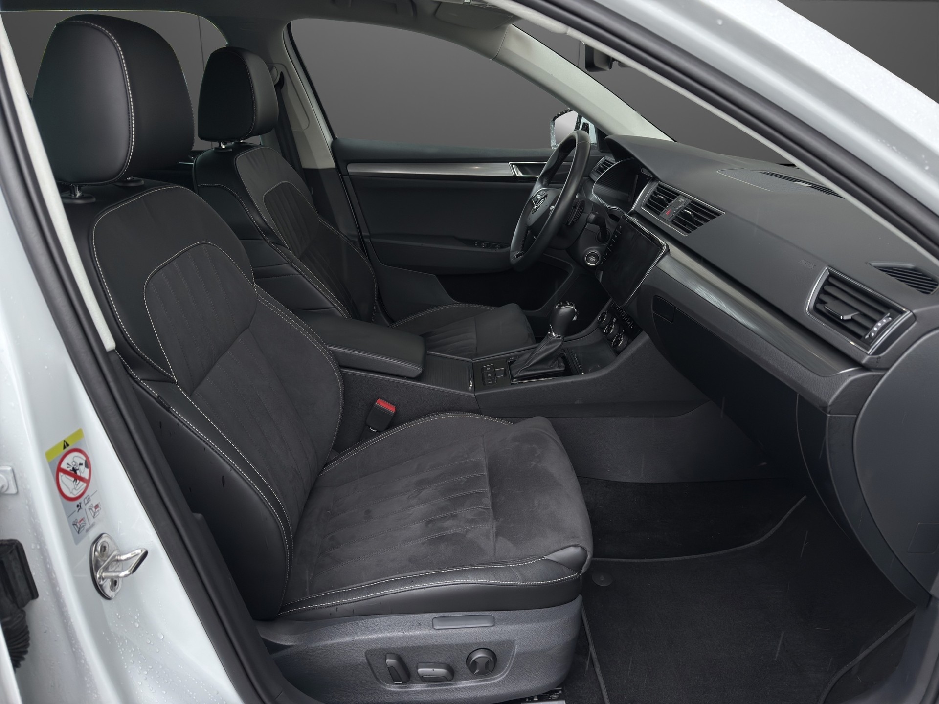 SKODA Superb Combi 2.0 TDi Style 4x4 DSG-image-10