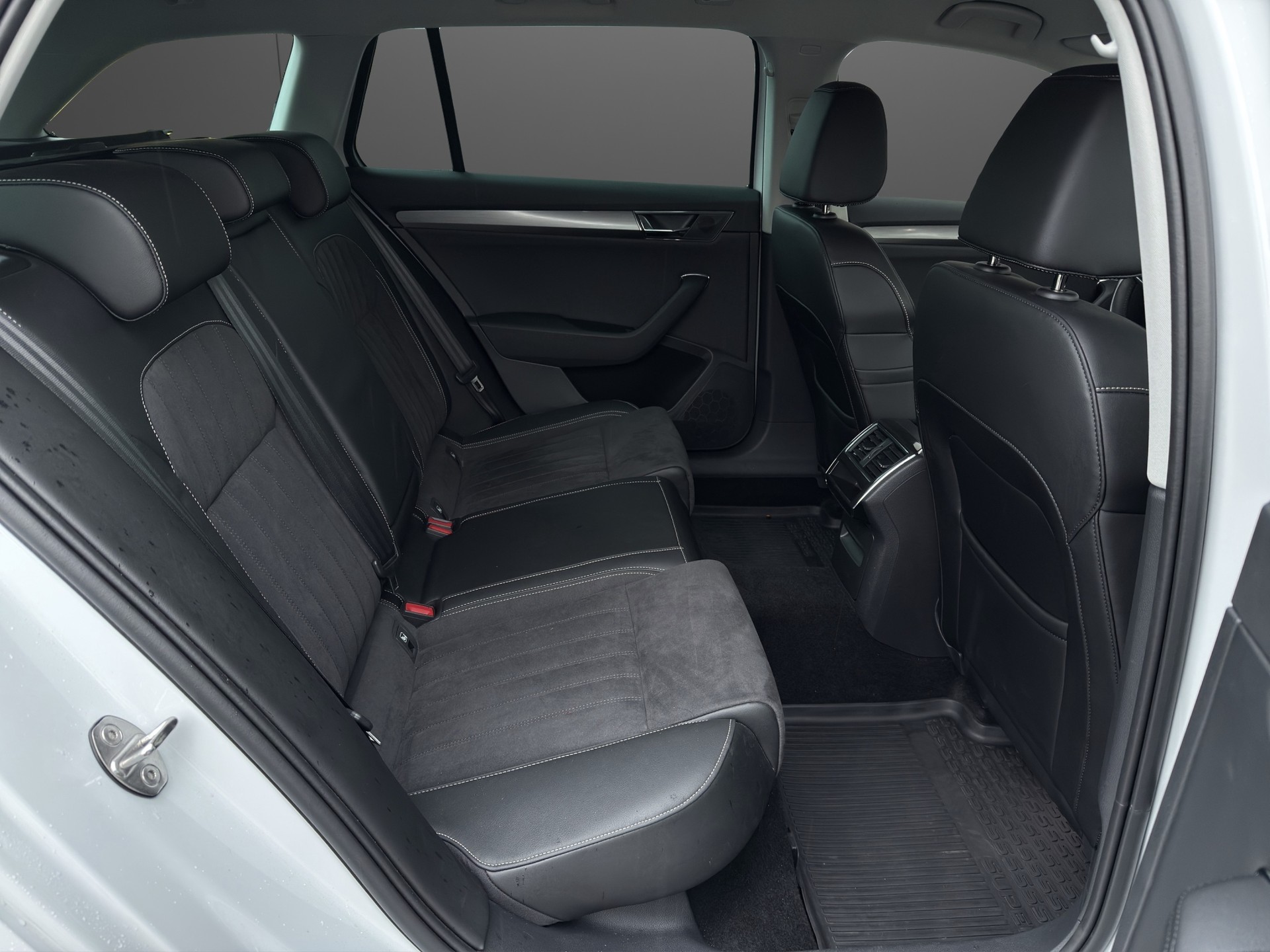 SKODA Superb Combi 2.0 TDi Style 4x4 DSG-image-9