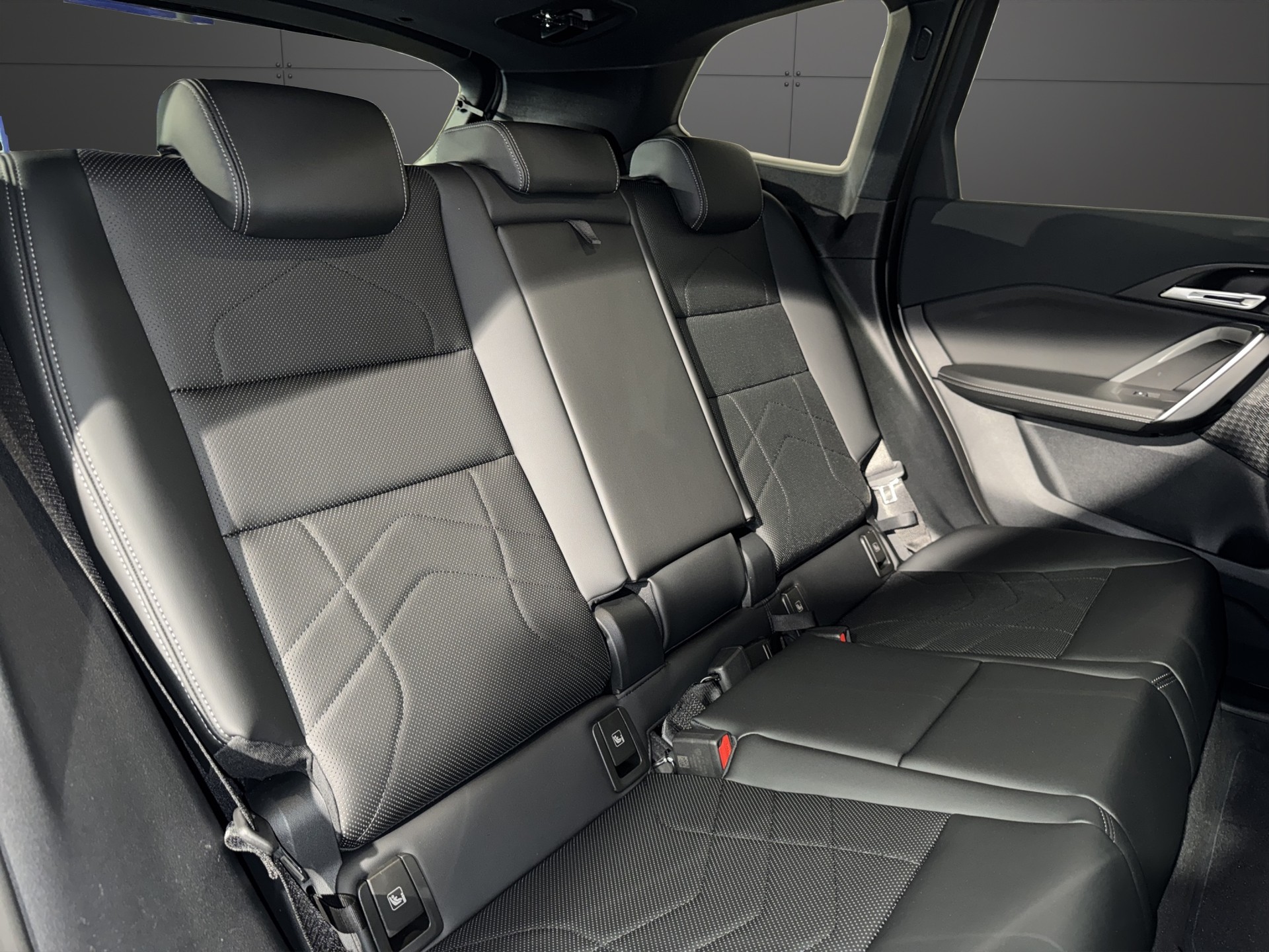 BMW iX1 20 eDrive-image-16