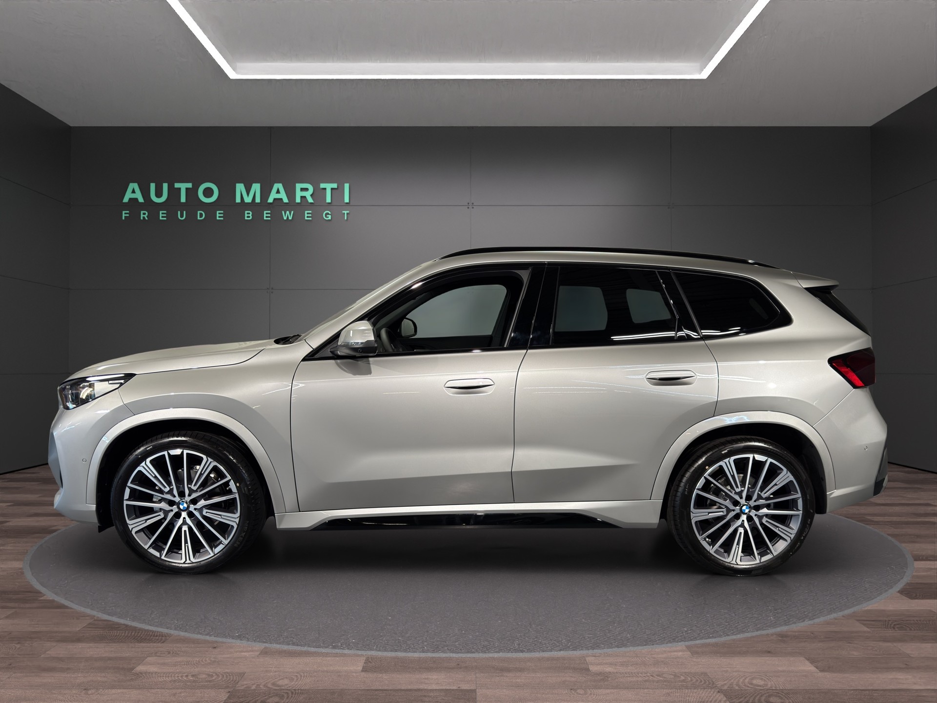 BMW iX1 20 eDrive-showroom-element-1
