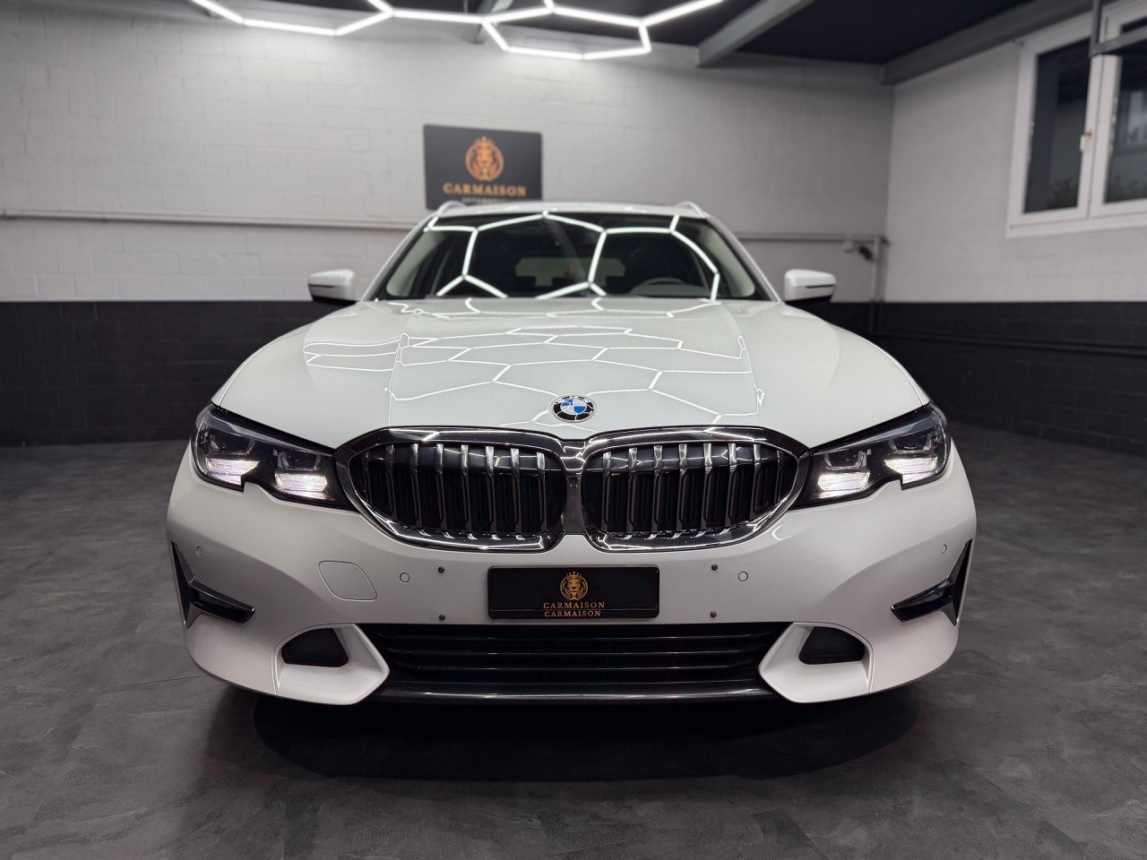 BMW 330i Touring xDrive Steptronic Sport Line | Anhängerkupplung 1'800KG-showroom-element-1