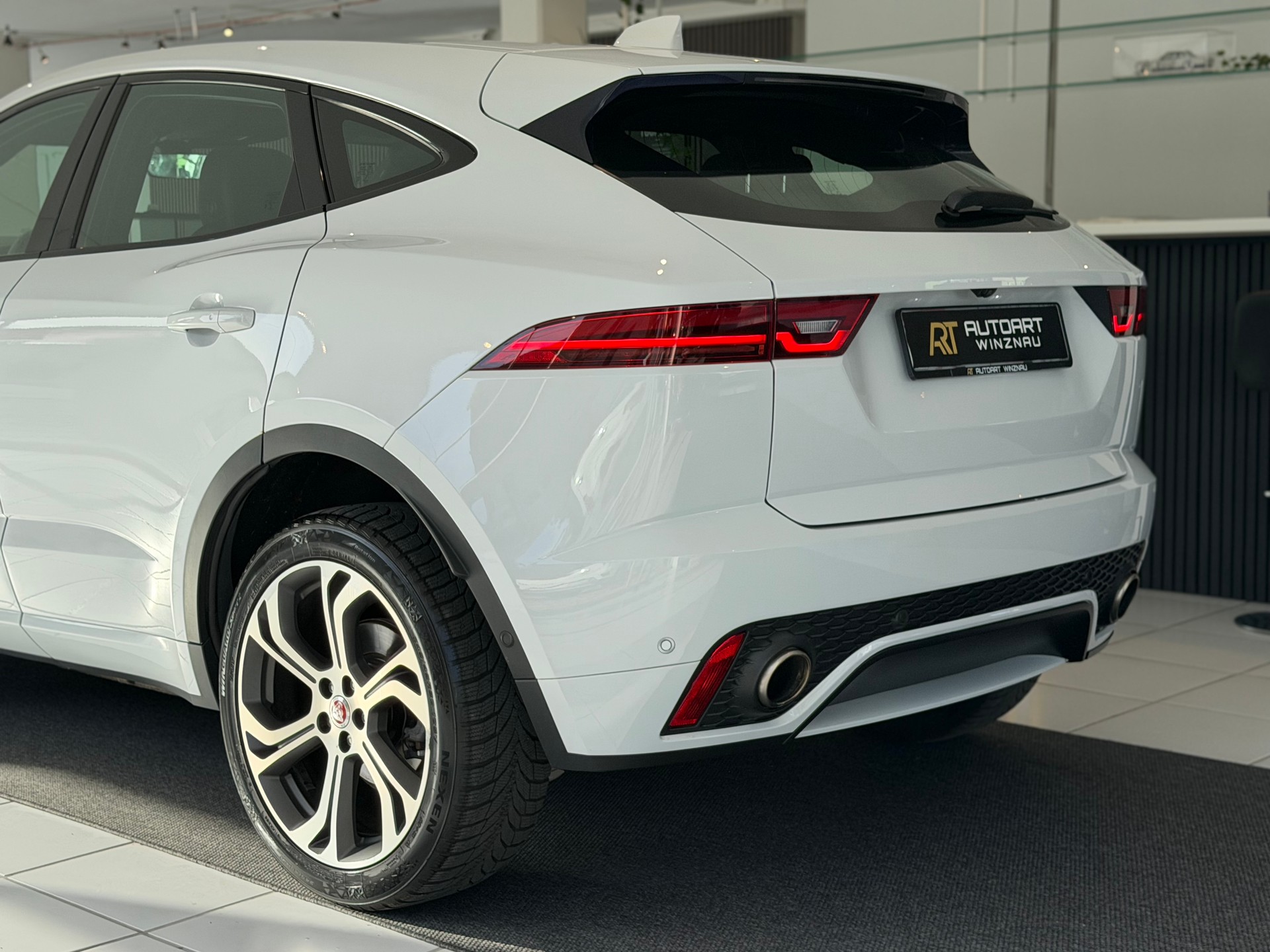 JAGUAR E-Pace 2.0 P250 First Edition R-Dynamic SE AWD Automatik-image-9