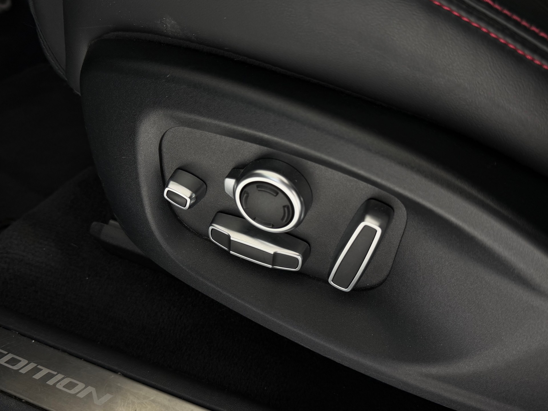 JAGUAR E-Pace 2.0 P250 First Edition R-Dynamic SE AWD Automatik-image-30