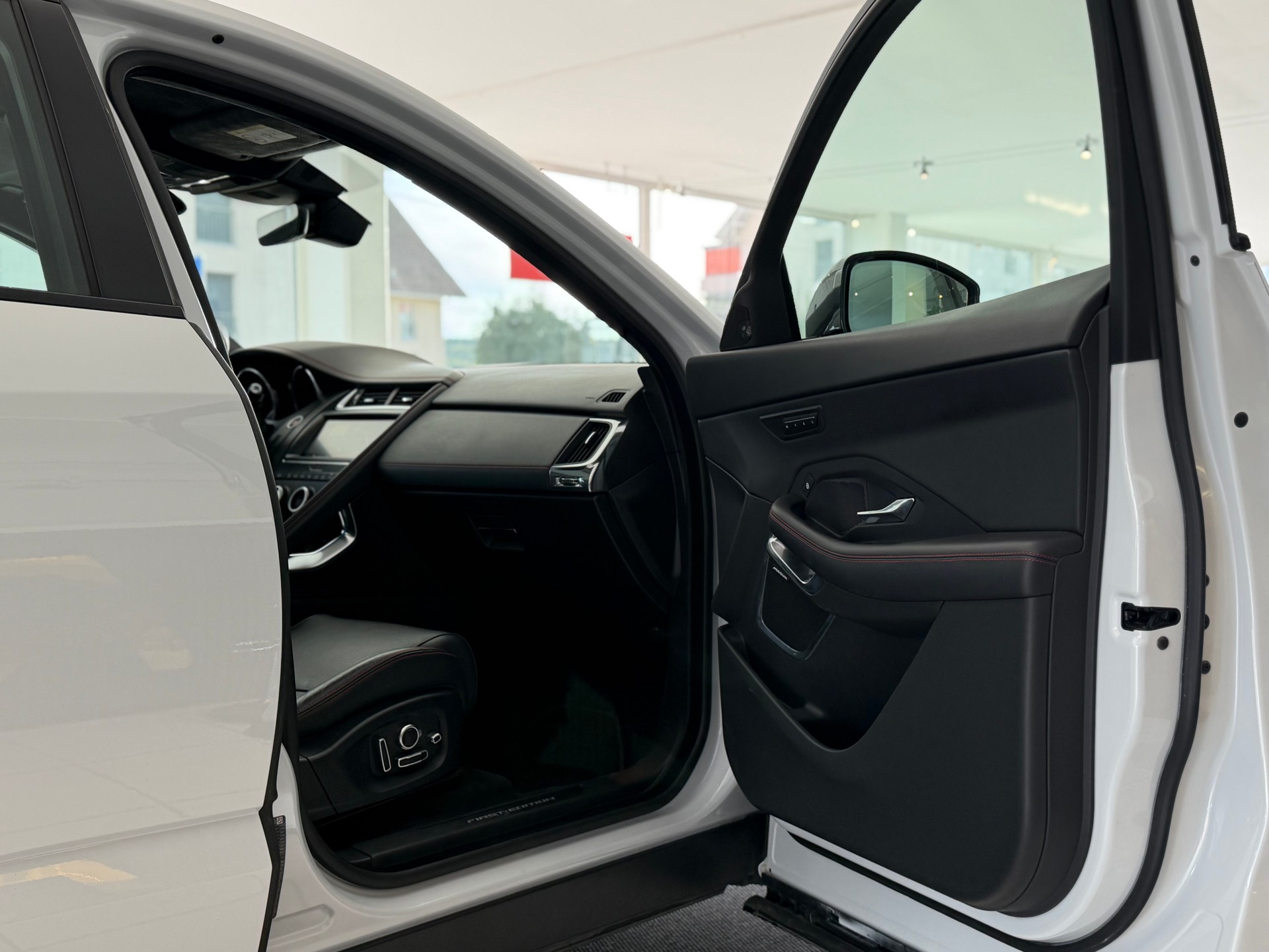 JAGUAR E-Pace 2.0 P250 First Edition R-Dynamic SE AWD Automatik-image-17