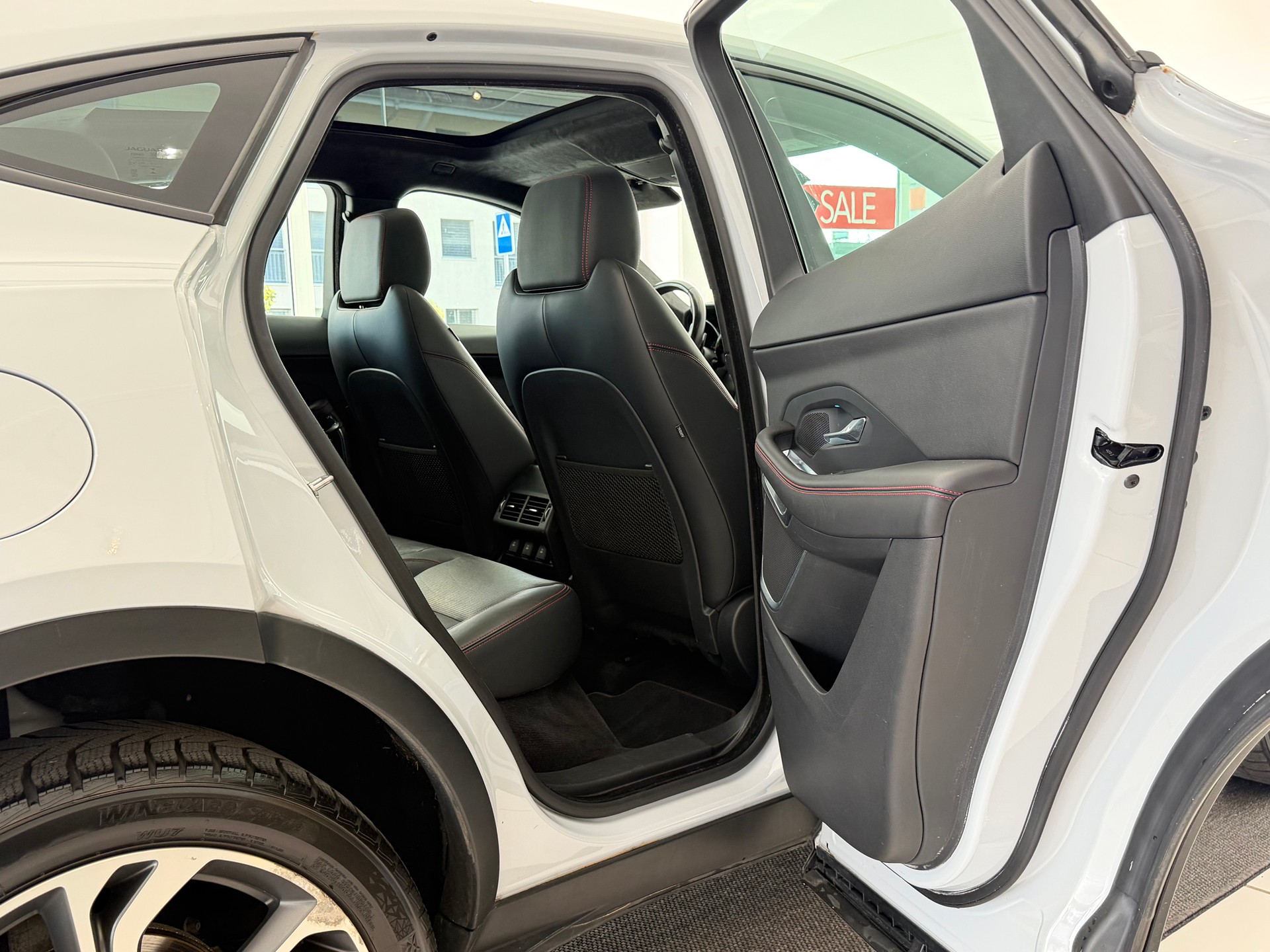 JAGUAR E-Pace 2.0 P250 First Edition R-Dynamic SE AWD Automatik-image-19