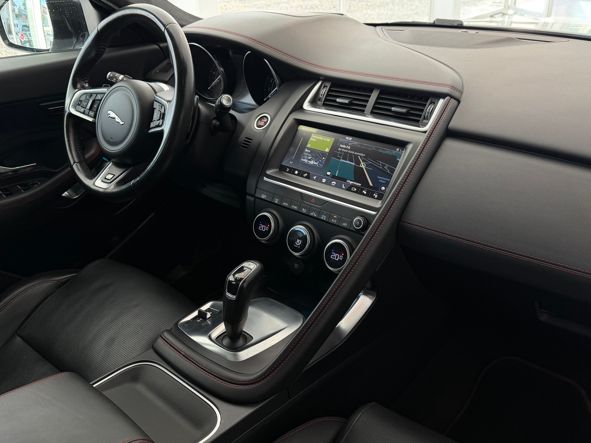 JAGUAR E-Pace 2.0 P250 First Edition R-Dynamic SE AWD Automatik-image-18