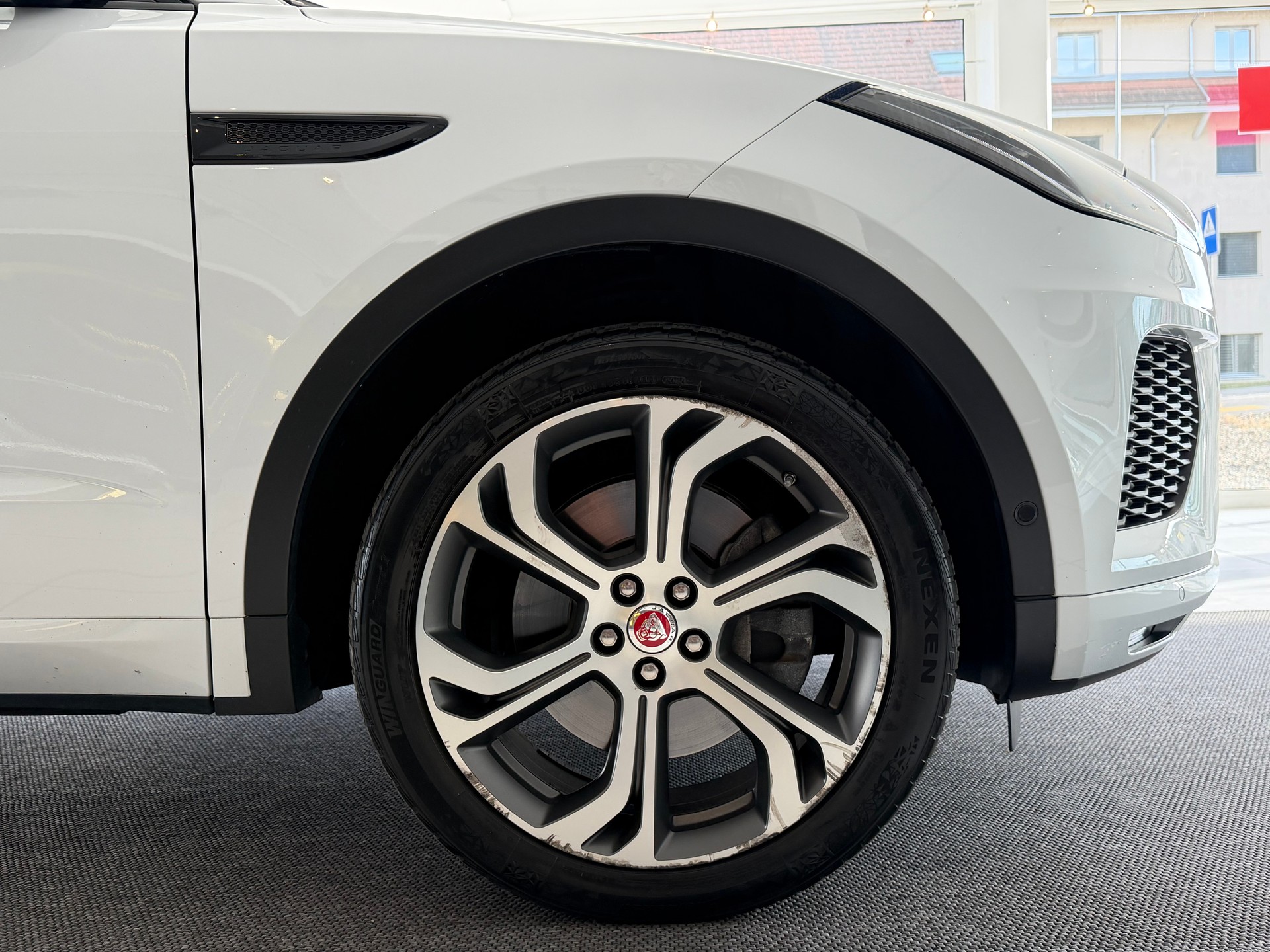 JAGUAR E-Pace 2.0 P250 First Edition R-Dynamic SE AWD Automatik-image-4