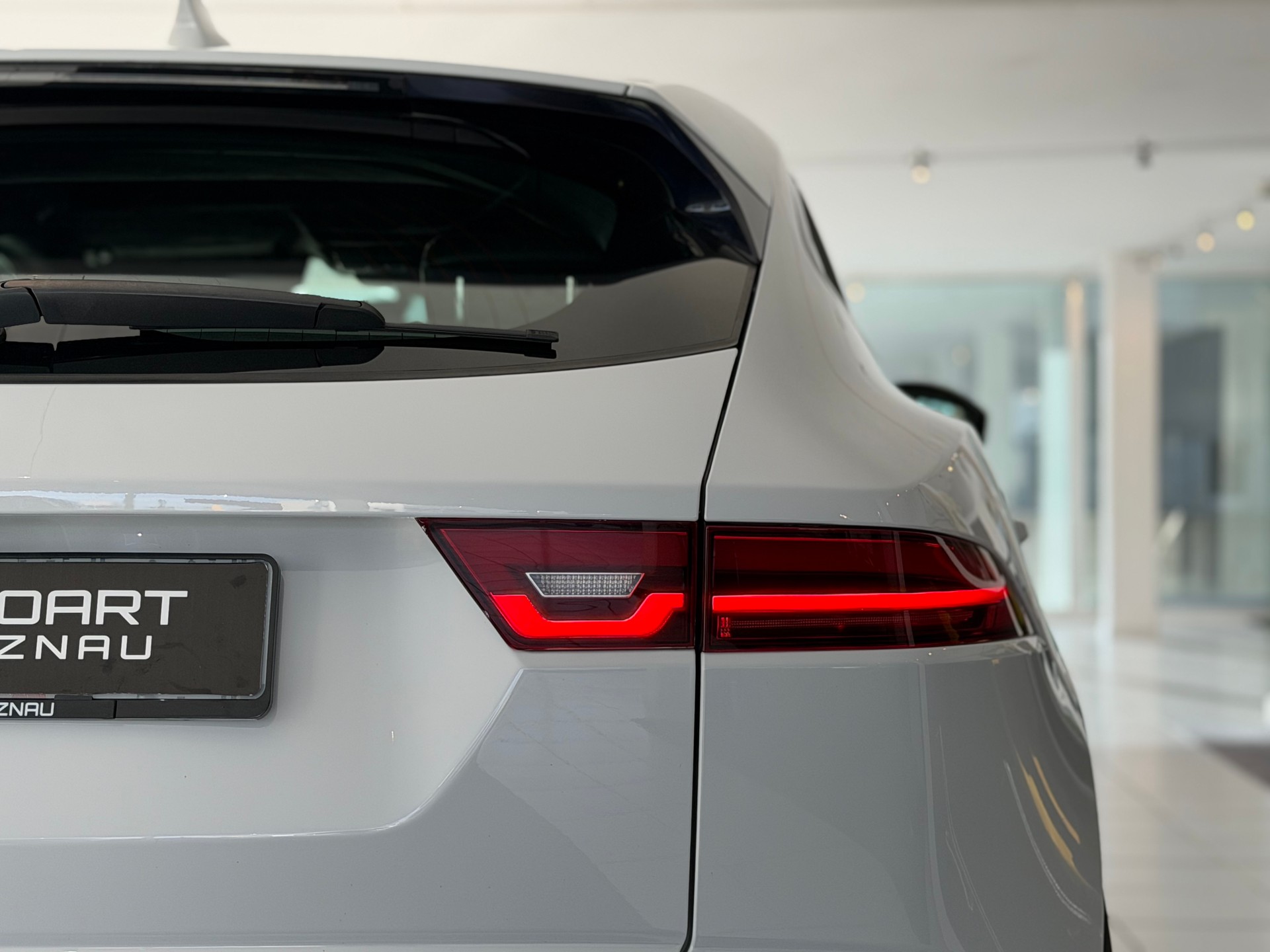 JAGUAR E-Pace 2.0 P250 First Edition R-Dynamic SE AWD Automatik-image-22