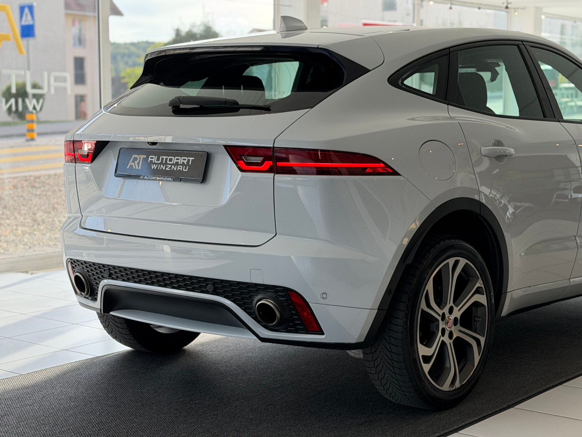 JAGUAR E-Pace 2.0 P250 First Edition R-Dynamic SE AWD Automatik-image-7