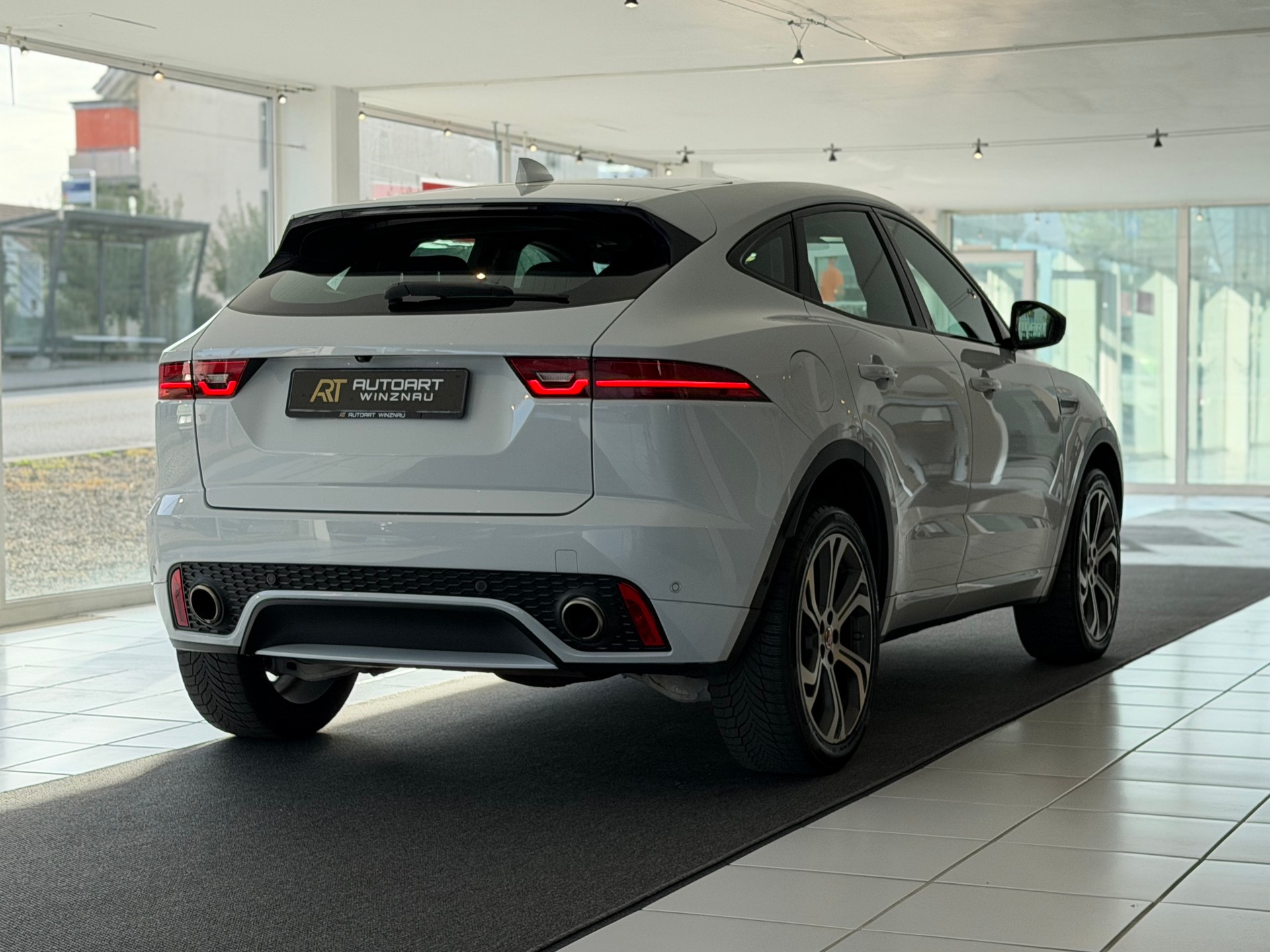 JAGUAR E-Pace 2.0 P250 First Edition R-Dynamic SE AWD Automatik-image-6