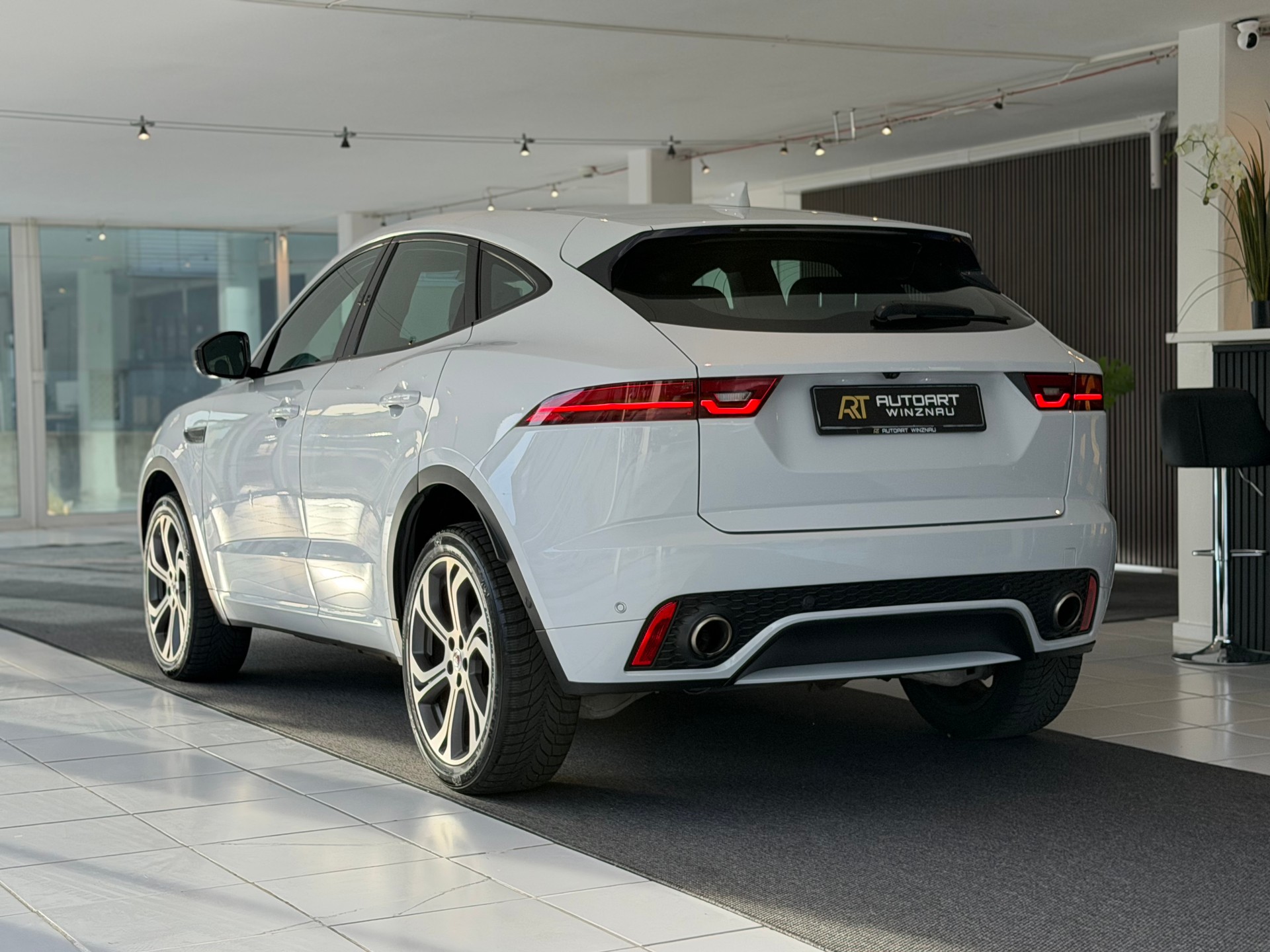 JAGUAR E-Pace 2.0 P250 First Edition R-Dynamic SE AWD Automatik-image-8