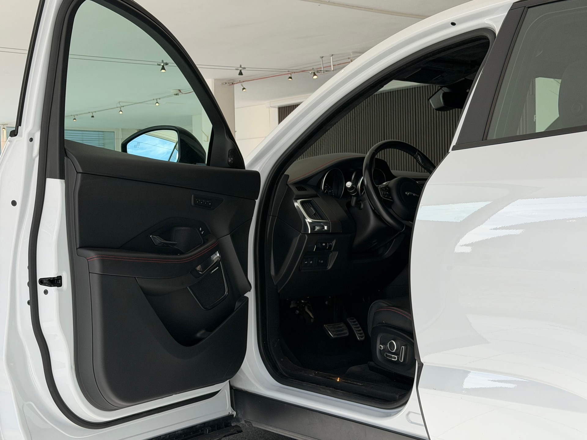 JAGUAR E-Pace 2.0 P250 First Edition R-Dynamic SE AWD Automatik-image-10