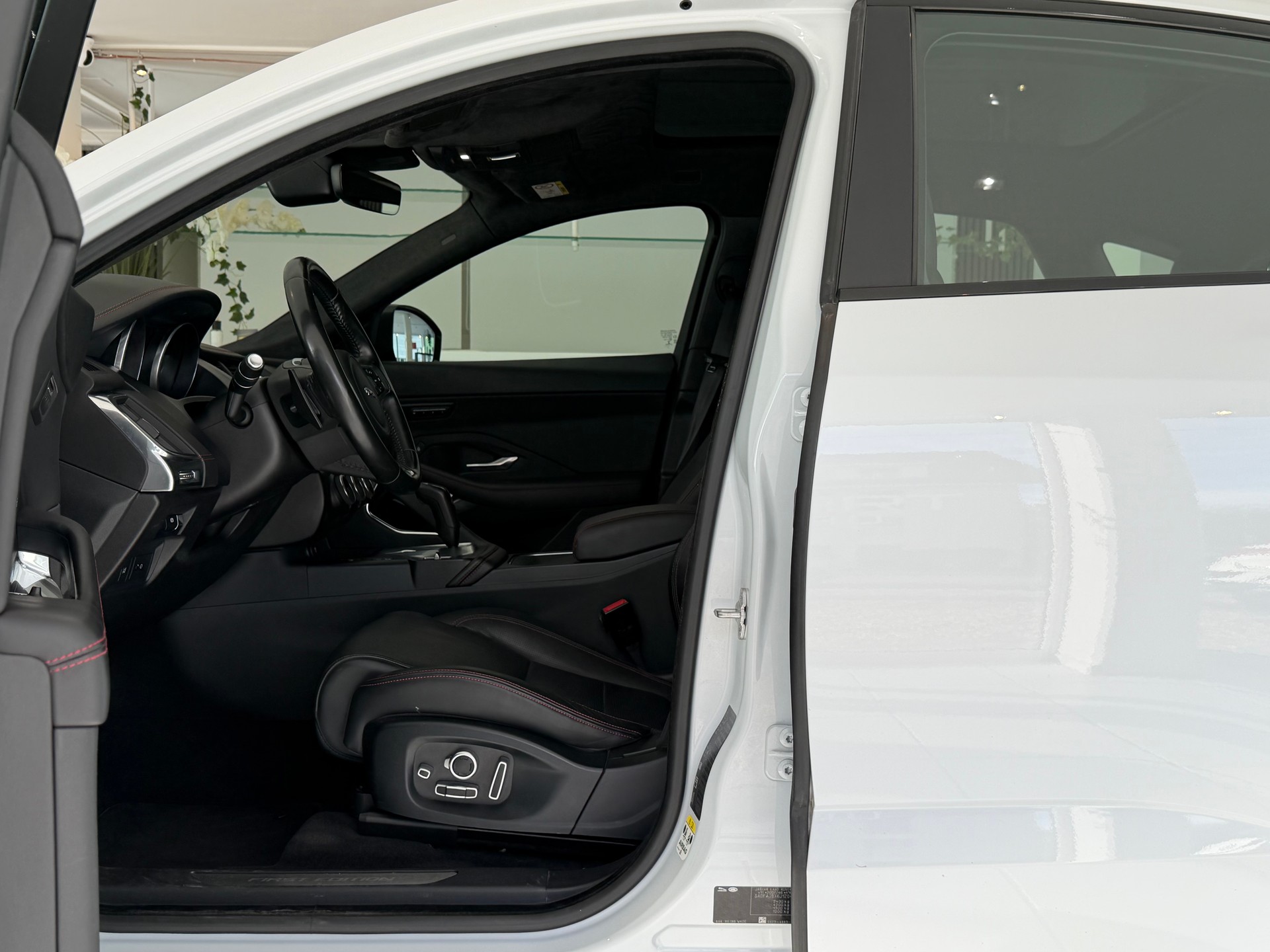 JAGUAR E-Pace 2.0 P250 First Edition R-Dynamic SE AWD Automatik-image-11