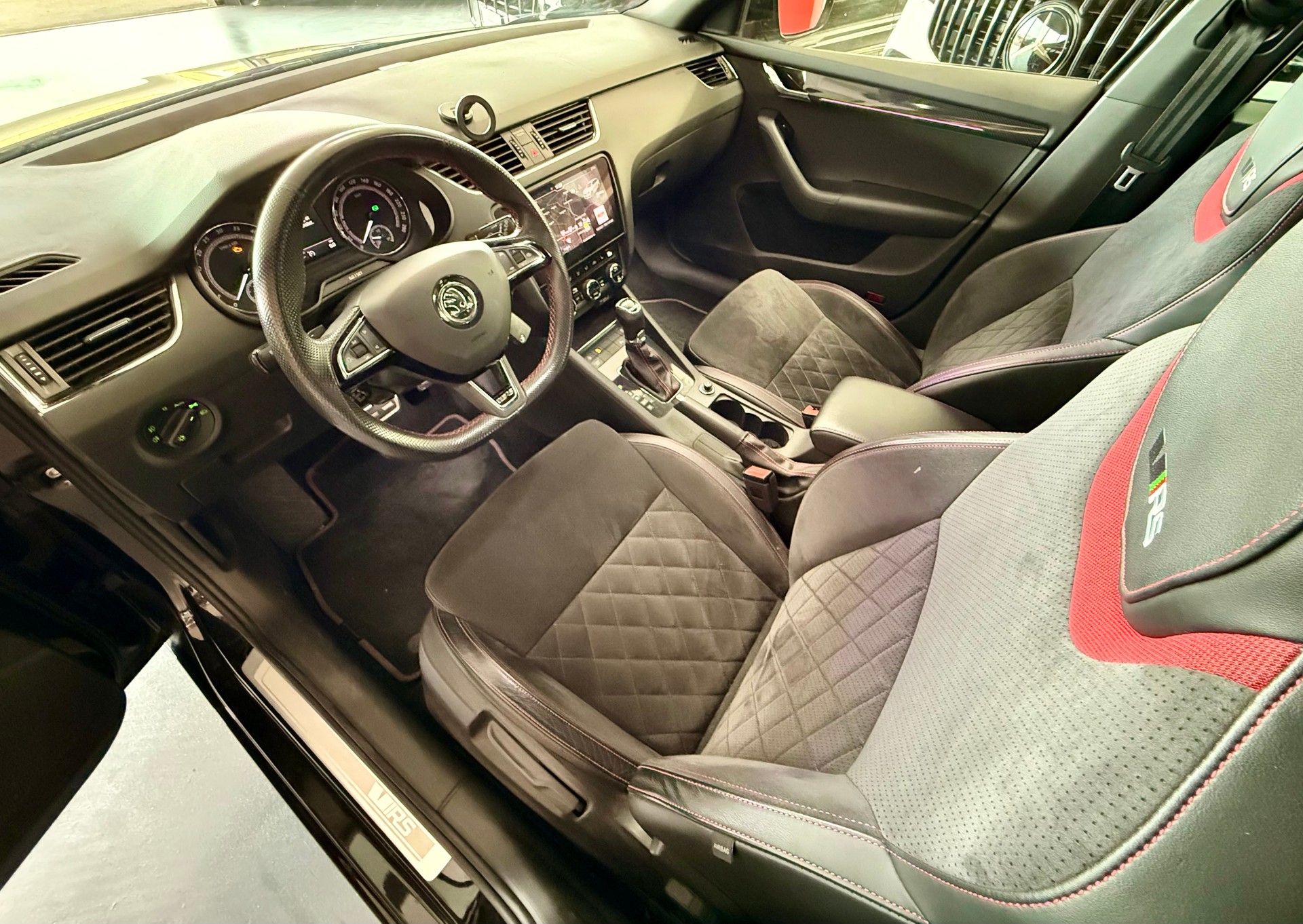 SKODA Octavia Combi 2.0 TDI RS 4x4 DSG-image-18