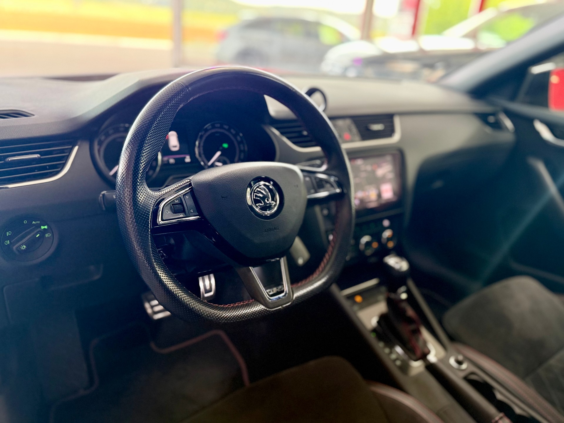 SKODA Octavia Combi 2.0 TDI RS 4x4 DSG-image-19