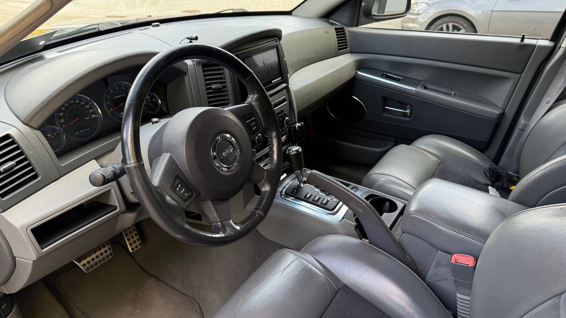JEEP 6.1 V8 SRT8-image-4