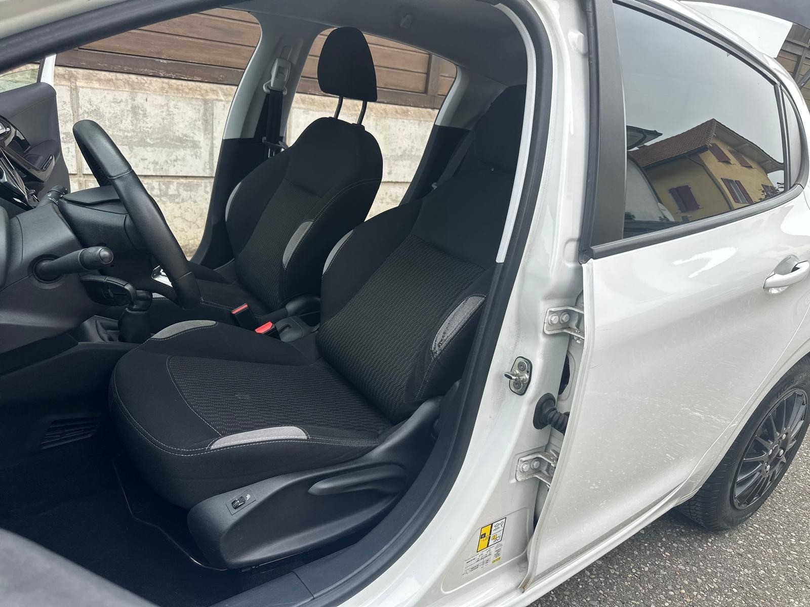 PEUGEOT 208 1.2 VTI Access-image-9