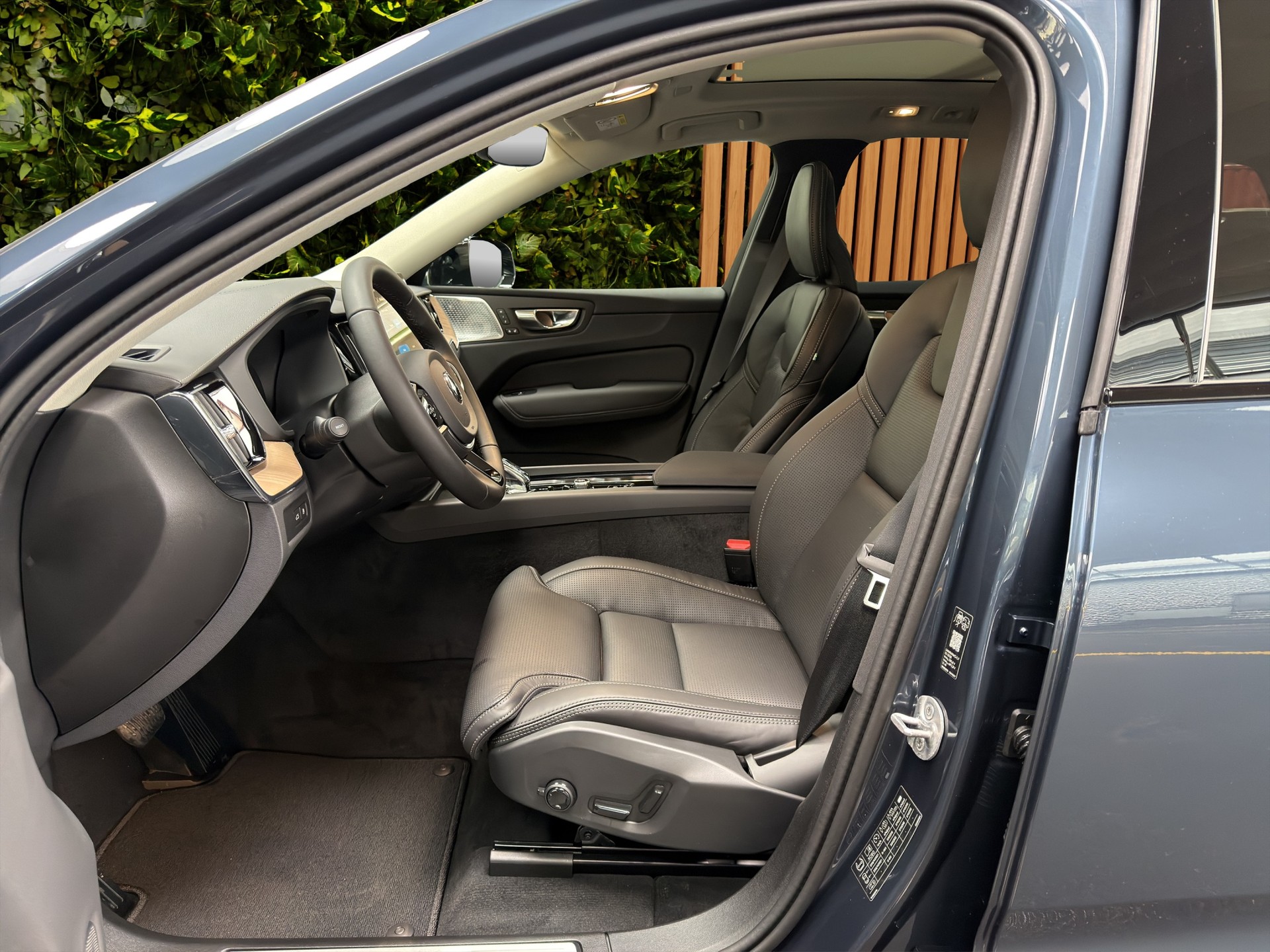 VOLVO XC60 2.0 T8 TE Ultra Dark eAWD-image-8