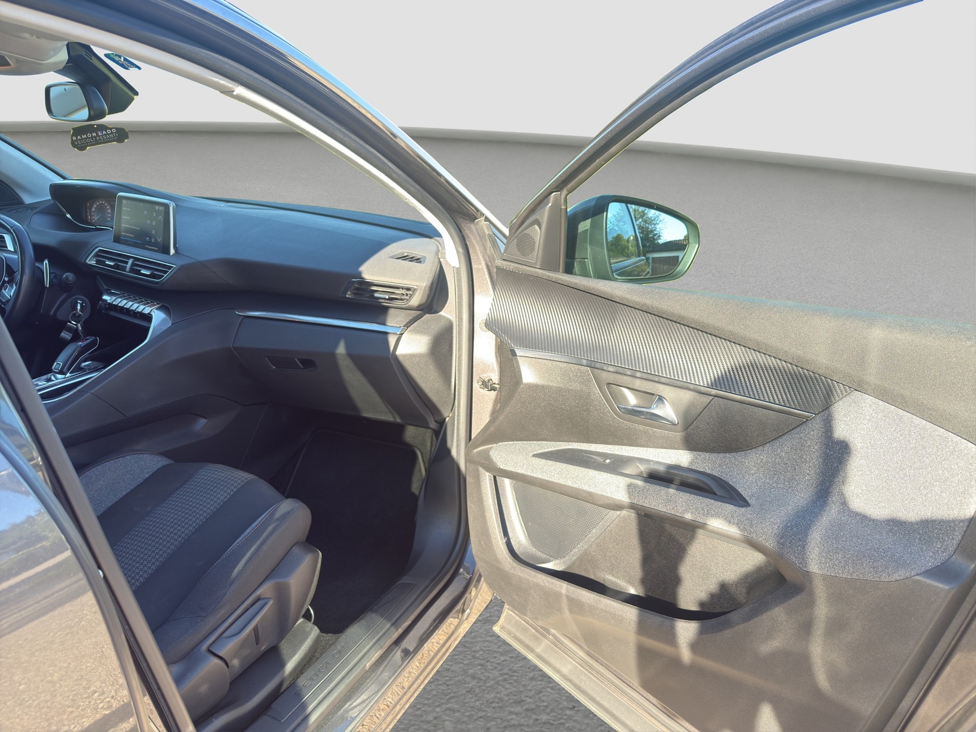 PEUGEOT 5008 1.5 BlueHDi GT Line EAT ** Frisch ab MFK und Service ** Anhängerkupplung **-image-14