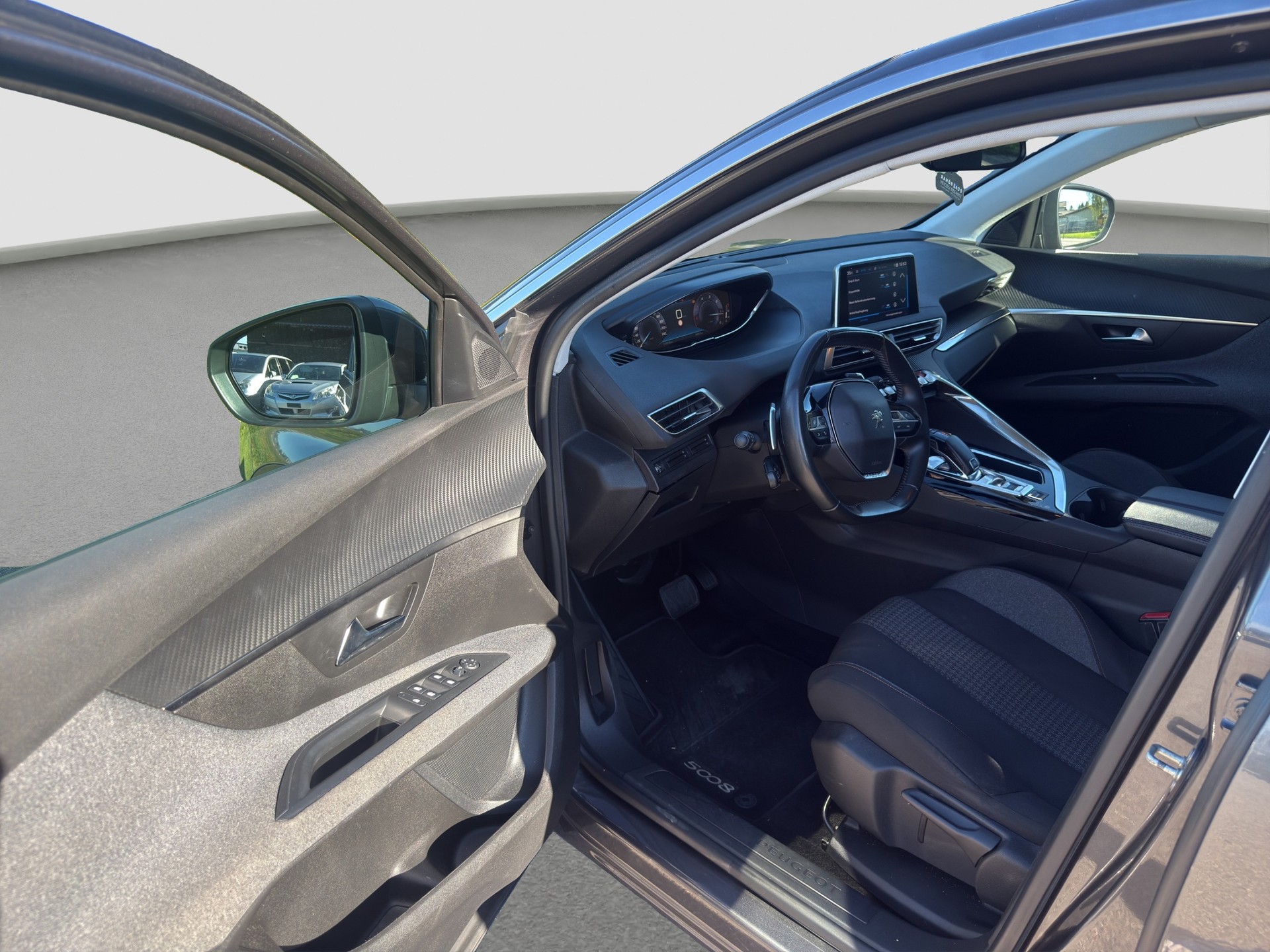 PEUGEOT 5008 1.5 BlueHDi GT Line EAT ** Frisch ab MFK und Service ** Anhängerkupplung **-image-13