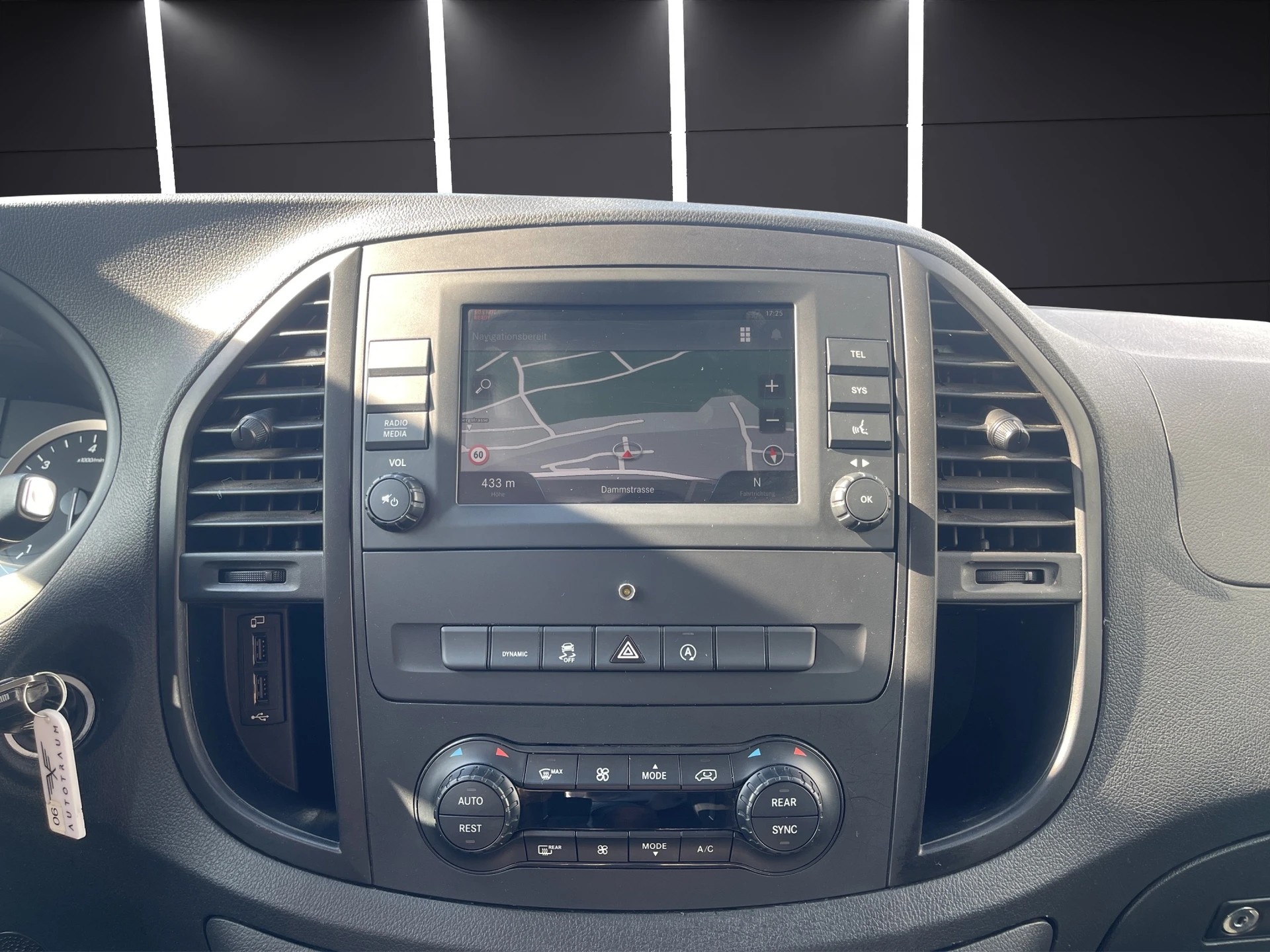 MERCEDES-BENZ Vito 119 CDI Lang Pro Tourer 4Matic9G-Tronic-image-15